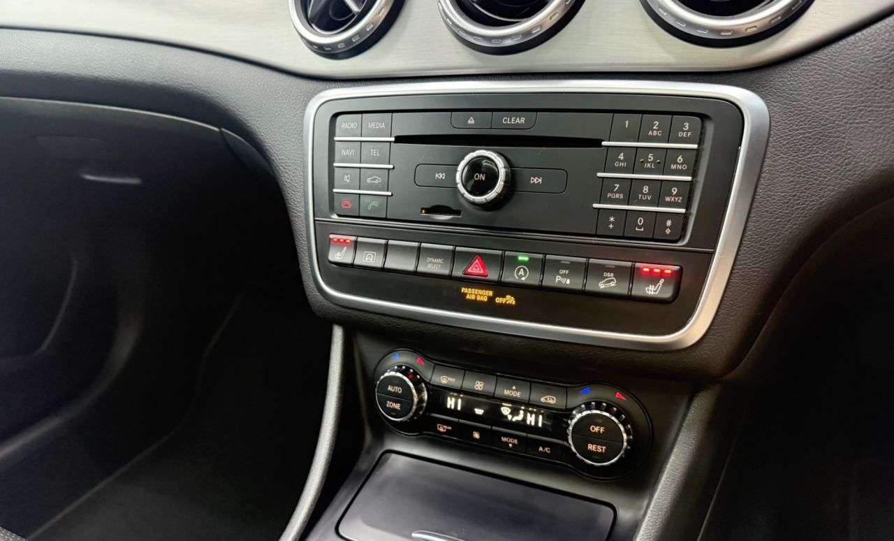 null MERCEDES-BENZ GLA null MERCEDES-BENZ GLA