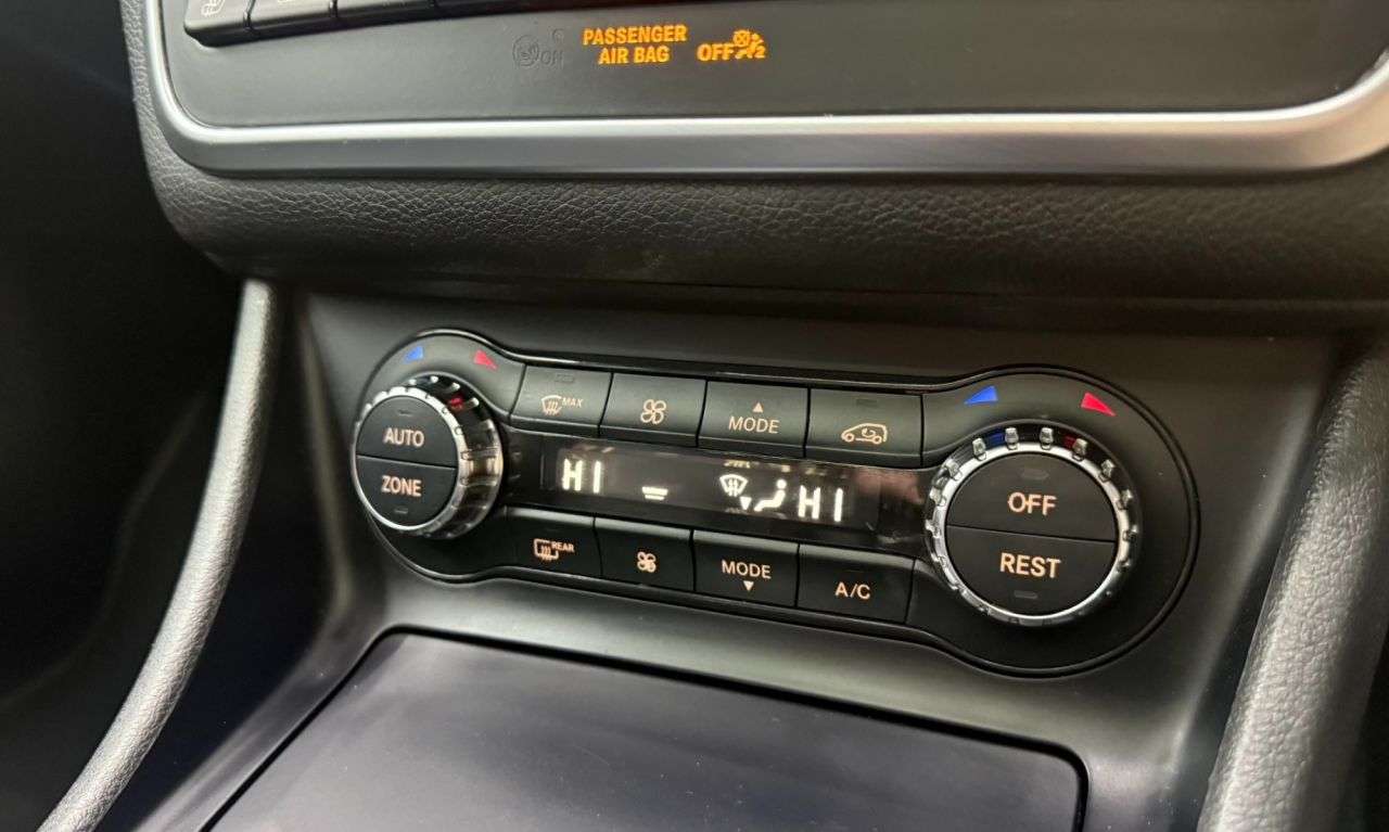 null MERCEDES-BENZ GLA null MERCEDES-BENZ GLA