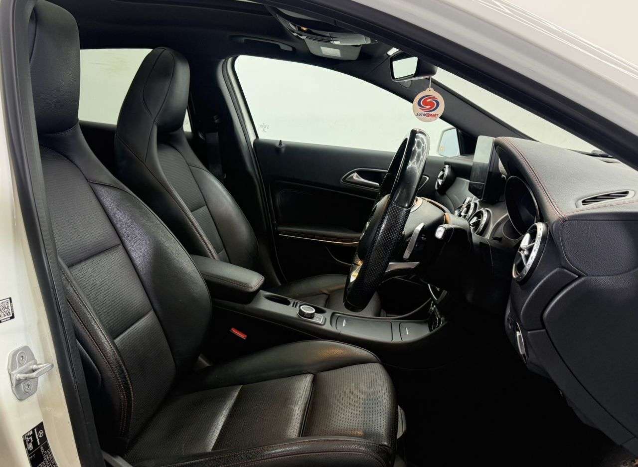 null MERCEDES-BENZ GLA null MERCEDES-BENZ GLA