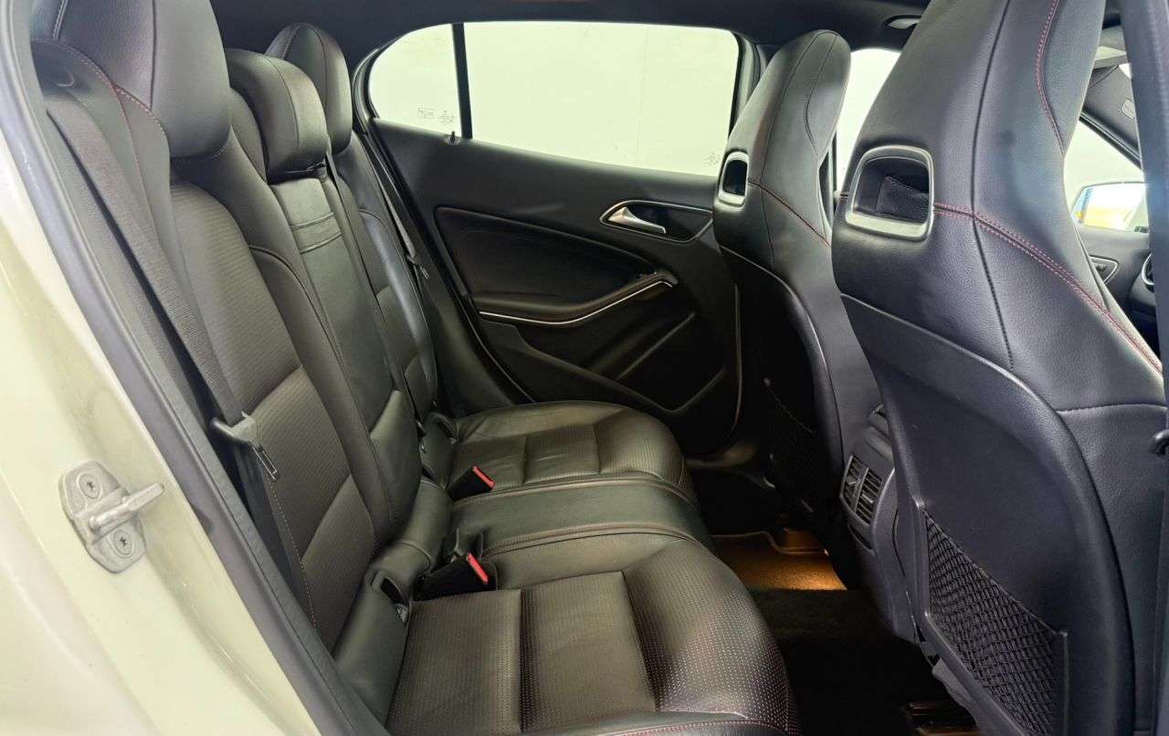 null MERCEDES-BENZ GLA null MERCEDES-BENZ GLA