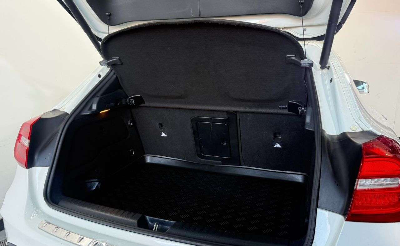 null MERCEDES-BENZ GLA null MERCEDES-BENZ GLA