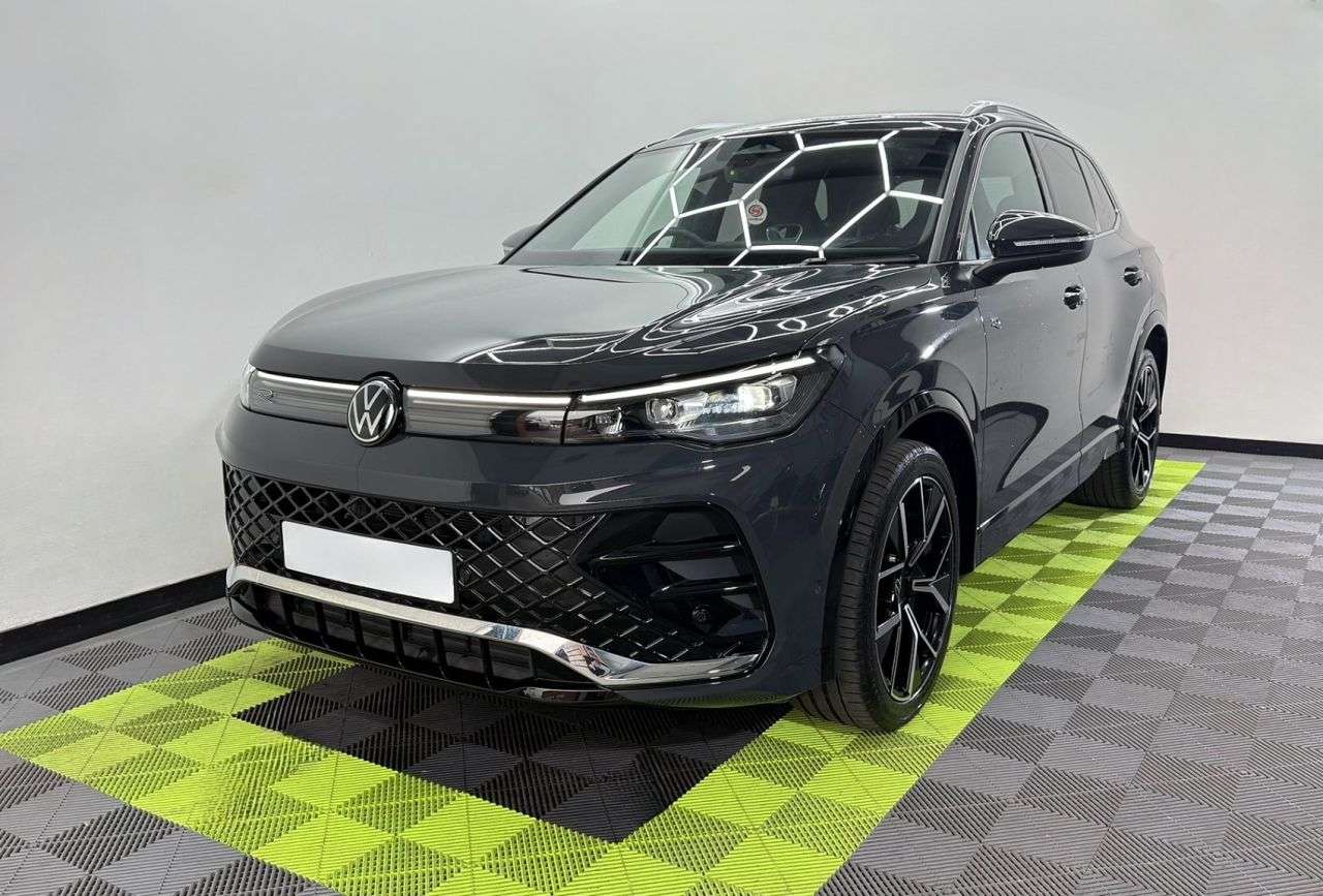 A 2024 VOLKSWAGEN TIGUAN 1.5 eTSI MHEV R-Line SUV 5dr Petrol Hybrid DSG Euro 6 (s/s) (150 ps) A 2024 VOLKSWAGEN TIGUAN 1.5 eTSI MHEV R-Line SUV 5dr Petrol Hybrid DSG Euro 6 (s/s) (150 ps)