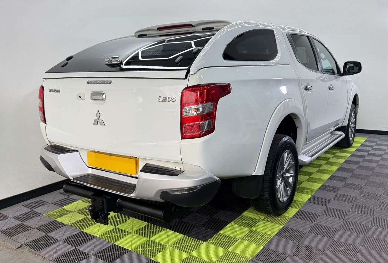 A 2017 MITSUBISHI L200 2.4 DI-D DC Warrior Pickup Double Cab 4dr Diesel Manual 4WD Euro 6 (178 ps) A 2017 MITSUBISHI L200 2.4 DI-D DC Warrior Pickup Double Cab 4dr Diesel Manual 4WD Euro 6 (178 ps)