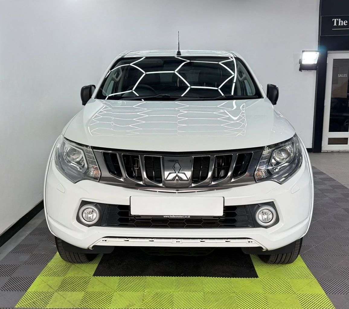 A 2017 MITSUBISHI L200 2.4 DI-D DC Warrior Pickup Double Cab 4dr Diesel Manual 4WD Euro 6 (178 ps) A 2017 MITSUBISHI L200 2.4 DI-D DC Warrior Pickup Double Cab 4dr Diesel Manual 4WD Euro 6 (178 ps)