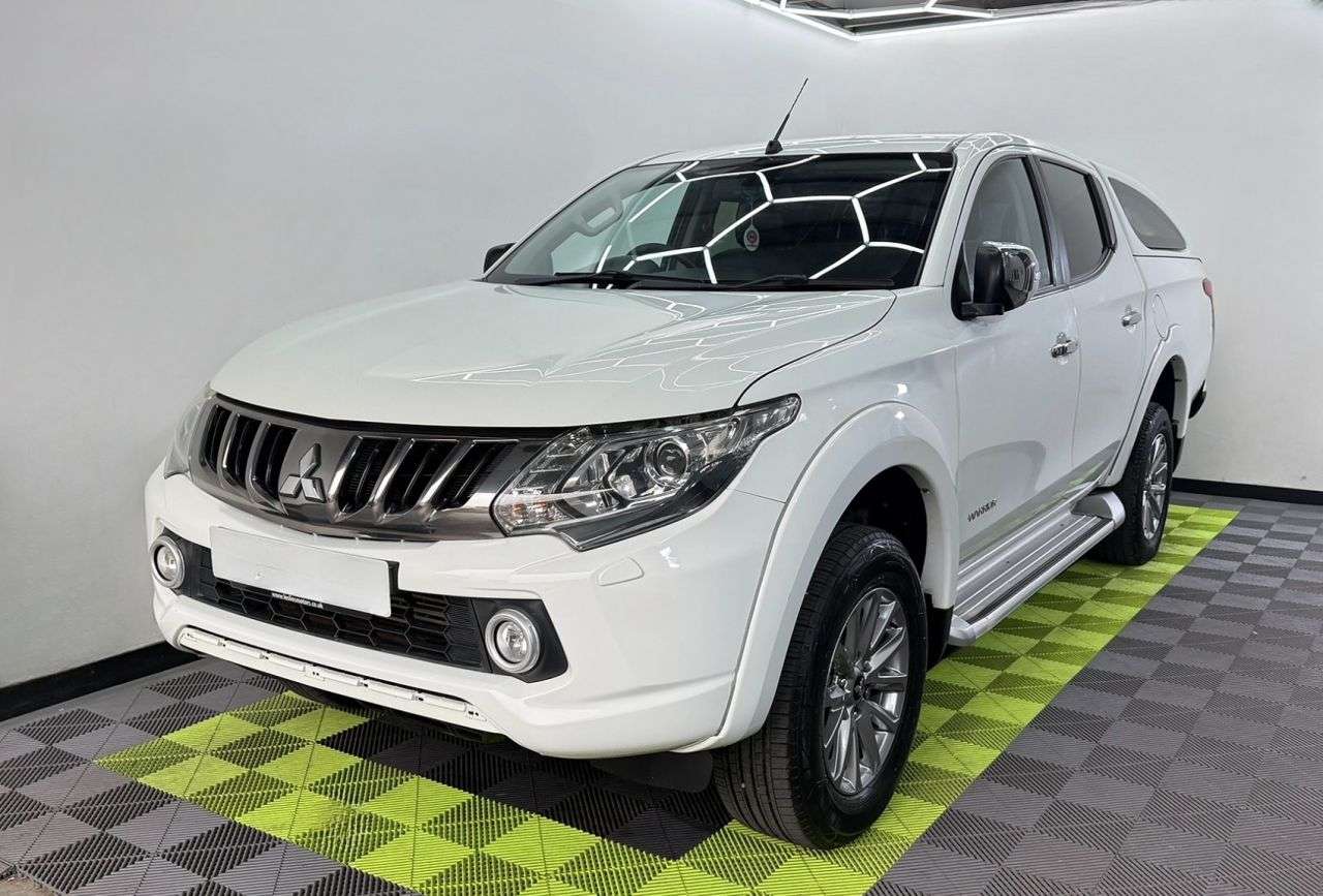 A 2017 MITSUBISHI L200 2.4 DI-D DC Warrior Pickup Double Cab 4dr Diesel Manual 4WD Euro 6 (178 ps) A 2017 MITSUBISHI L200 2.4 DI-D DC Warrior Pickup Double Cab 4dr Diesel Manual 4WD Euro 6 (178 ps)