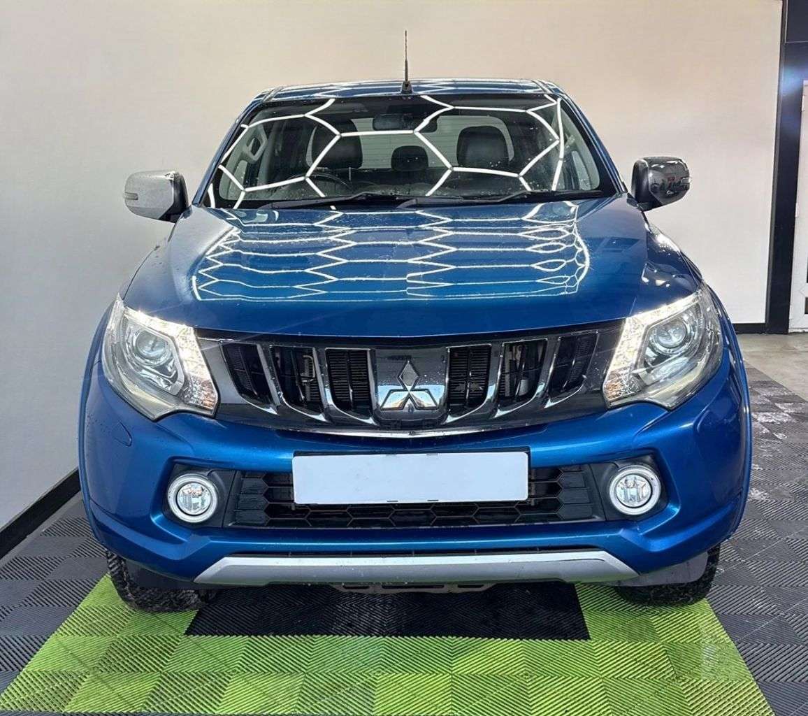 A 2018 MITSUBISHI L200 2.4 DI-D DC Warrior Pickup Double Cab 4dr Diesel Manual 4WD Euro 6 (178 ps) A 2018 MITSUBISHI L200 2.4 DI-D DC Warrior Pickup Double Cab 4dr Diesel Manual 4WD Euro 6 (178 ps)