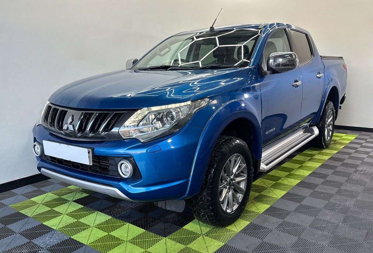 A 2018 MITSUBISHI L200 2.4 DI-D DC Warrior Pickup Double Cab 4dr Diesel Manual 4WD Euro 6 (178 ps) A 2018 MITSUBISHI L200 2.4 DI-D DC Warrior Pickup Double Cab 4dr Diesel Manual 4WD Euro 6 (178 ps)