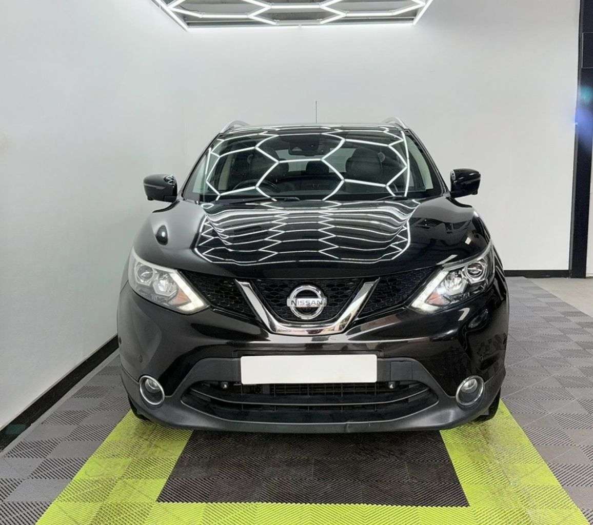 A 2015 NISSAN QASHQAI 1.6 dCi Tekna SUV 5dr Diesel Manual 2WD Euro 5 (s/s) (130 ps) A 2015 NISSAN QASHQAI 1.6 dCi Tekna SUV 5dr Diesel Manual 2WD Euro 5 (s/s) (130 ps)