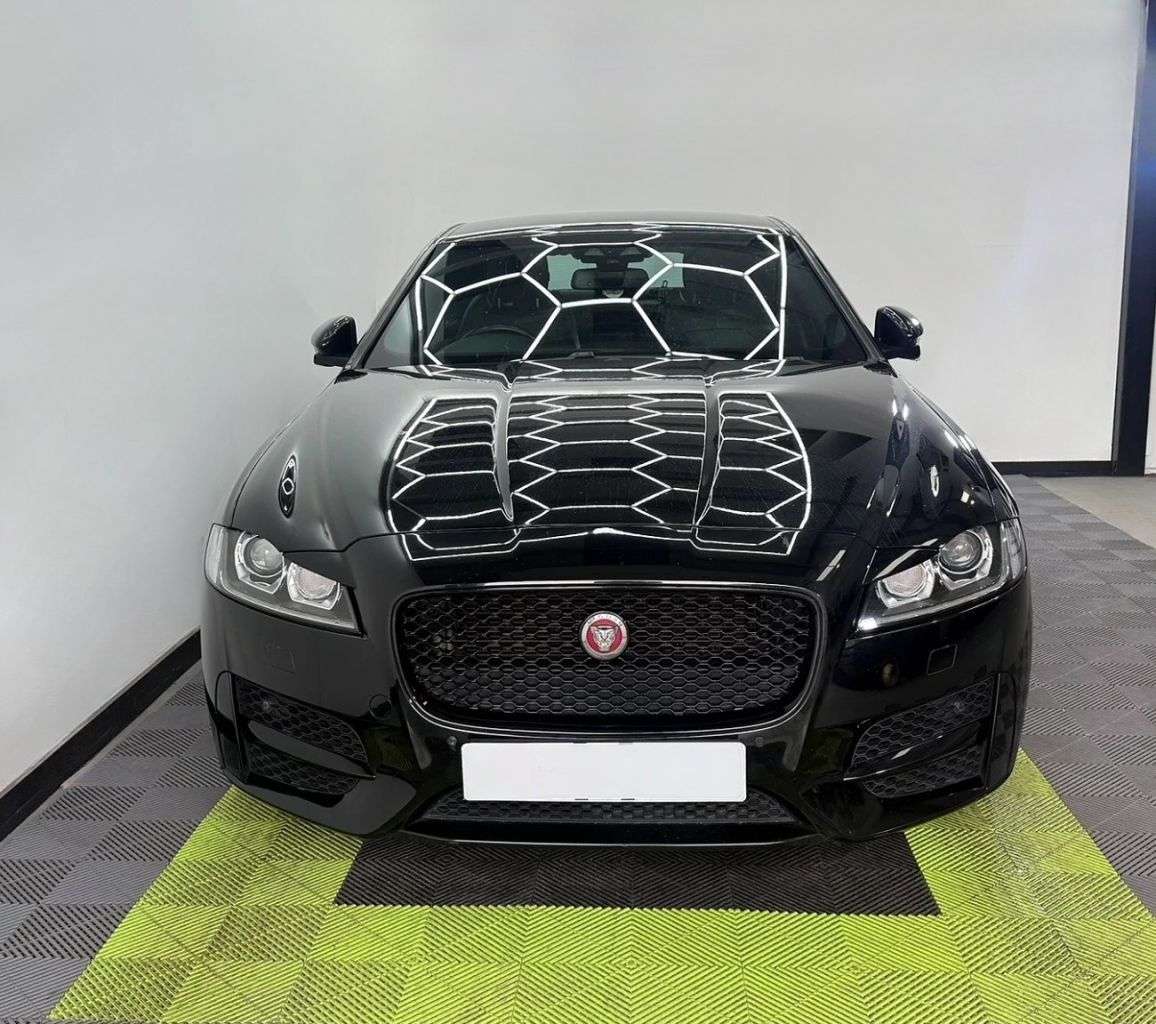 A 2016 JAGUAR XF 2.0d R-Sport Saloon 4dr Diesel Auto Euro 6 (s/s) (180 ps) A 2016 JAGUAR XF 2.0d R-Sport Saloon 4dr Diesel Auto Euro 6 (s/s) (180 ps)
