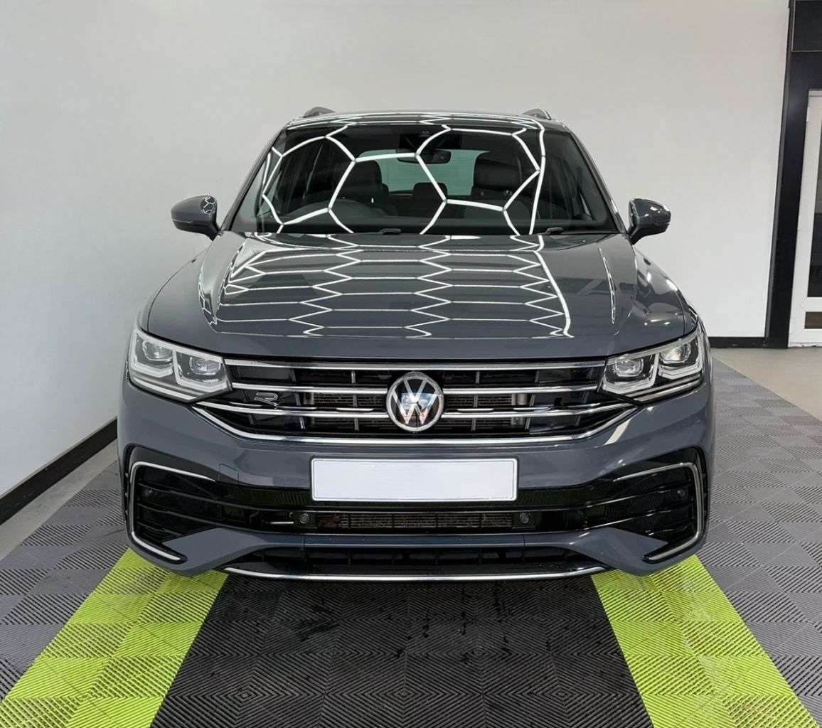 A 2021 VOLKSWAGEN TIGUAN 1.5 TSI R-Line SUV 5dr Petrol DSG Euro 6 (s/s) (150 ps) A 2021 VOLKSWAGEN TIGUAN 1.5 TSI R-Line SUV 5dr Petrol DSG Euro 6 (s/s) (150 ps)