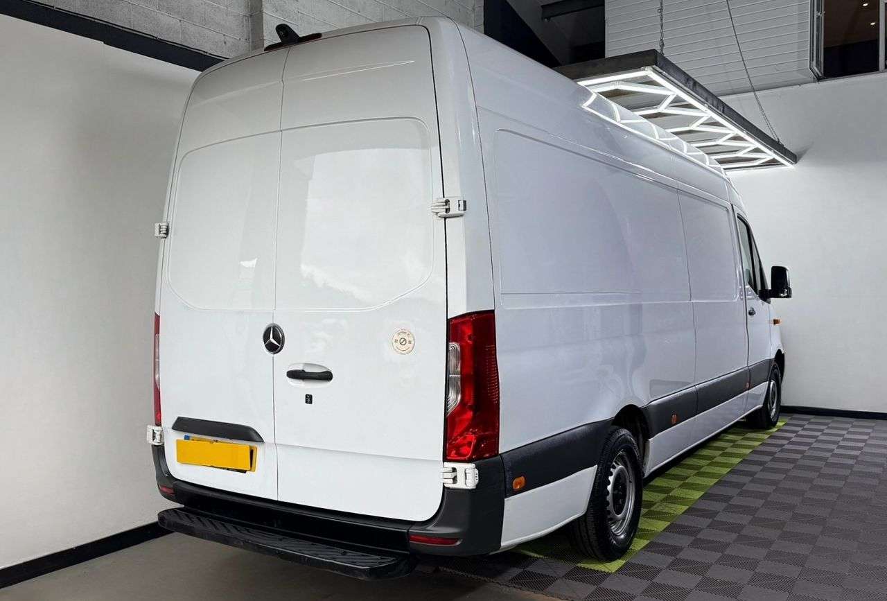 A 2018 MERCEDES-BENZ SPRINTER 2.1 311 CDI Panel Van 5dr Diesel Manual RWD L3 H2 Euro 6 (114 ps) A 2018 MERCEDES-BENZ SPRINTER 2.1 311 CDI Panel Van 5dr Diesel Manual RWD L3 H2 Euro 6 (114 ps)