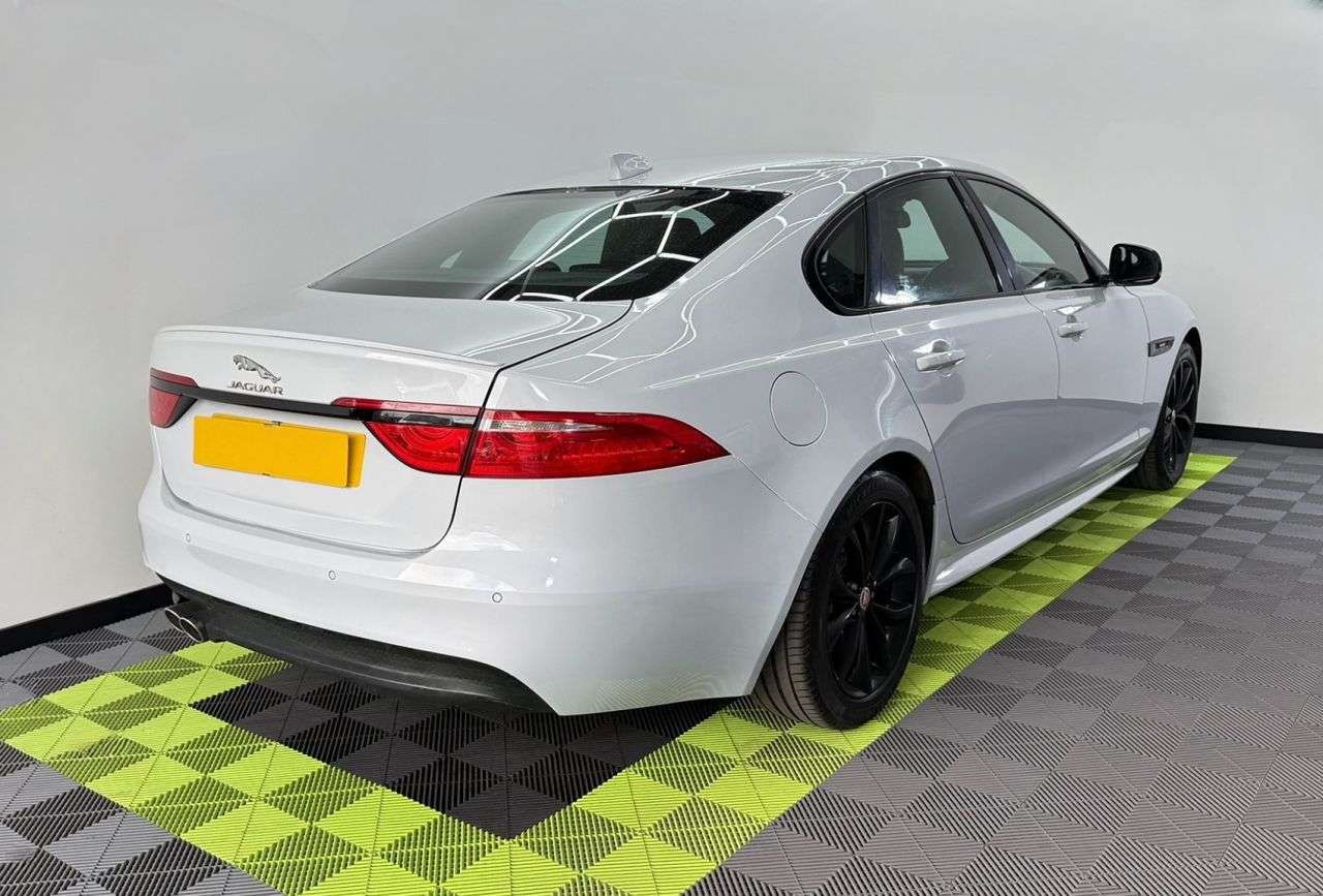 A 2015 JAGUAR XF 2.0d R-Sport Saloon 4dr Diesel Auto Euro 6 (s/s) (180 ps) A 2015 JAGUAR XF 2.0d R-Sport Saloon 4dr Diesel Auto Euro 6 (s/s) (180 ps)