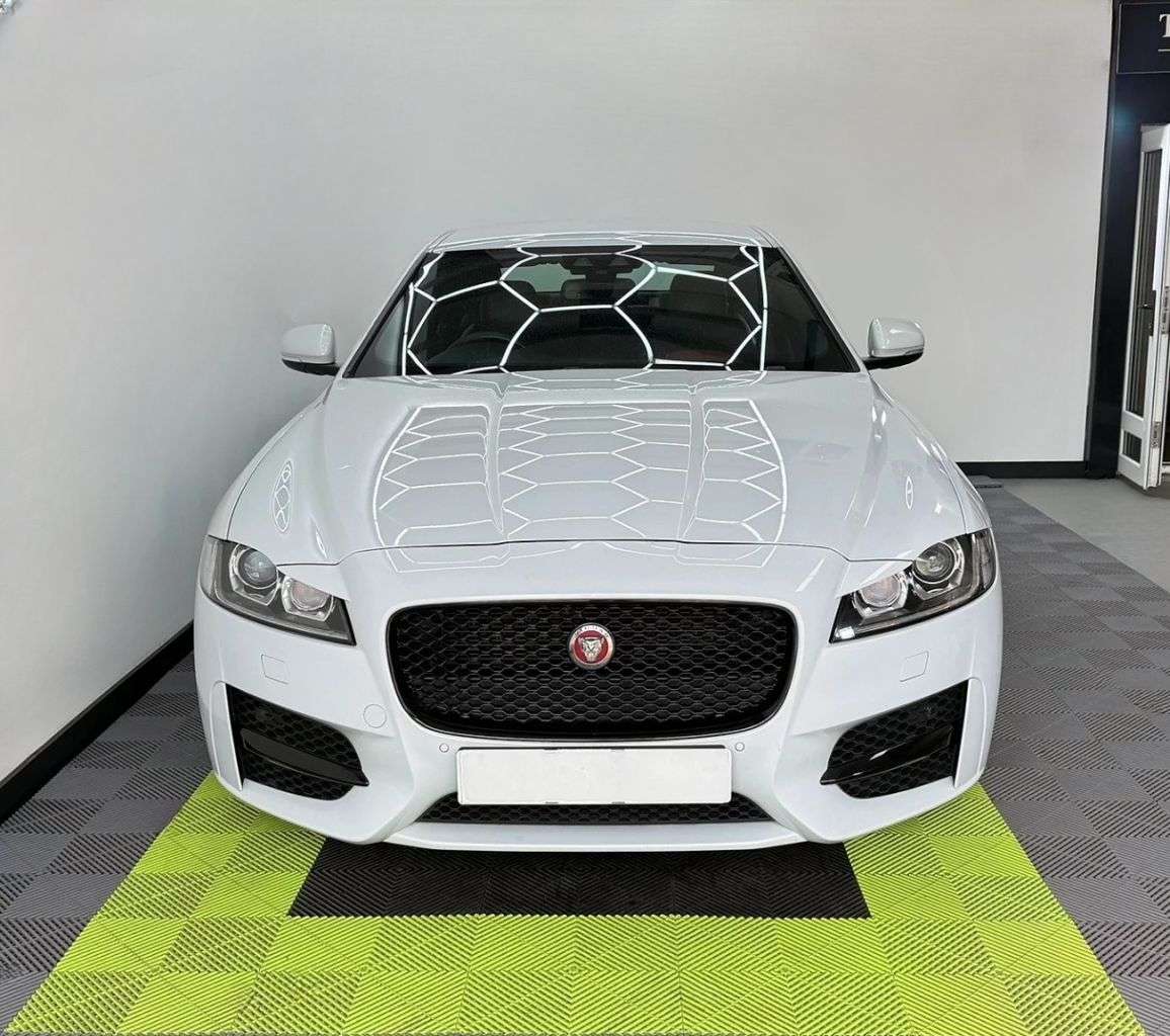 A 2015 JAGUAR XF 2.0d R-Sport Saloon 4dr Diesel Auto Euro 6 (s/s) (180 ps) A 2015 JAGUAR XF 2.0d R-Sport Saloon 4dr Diesel Auto Euro 6 (s/s) (180 ps)