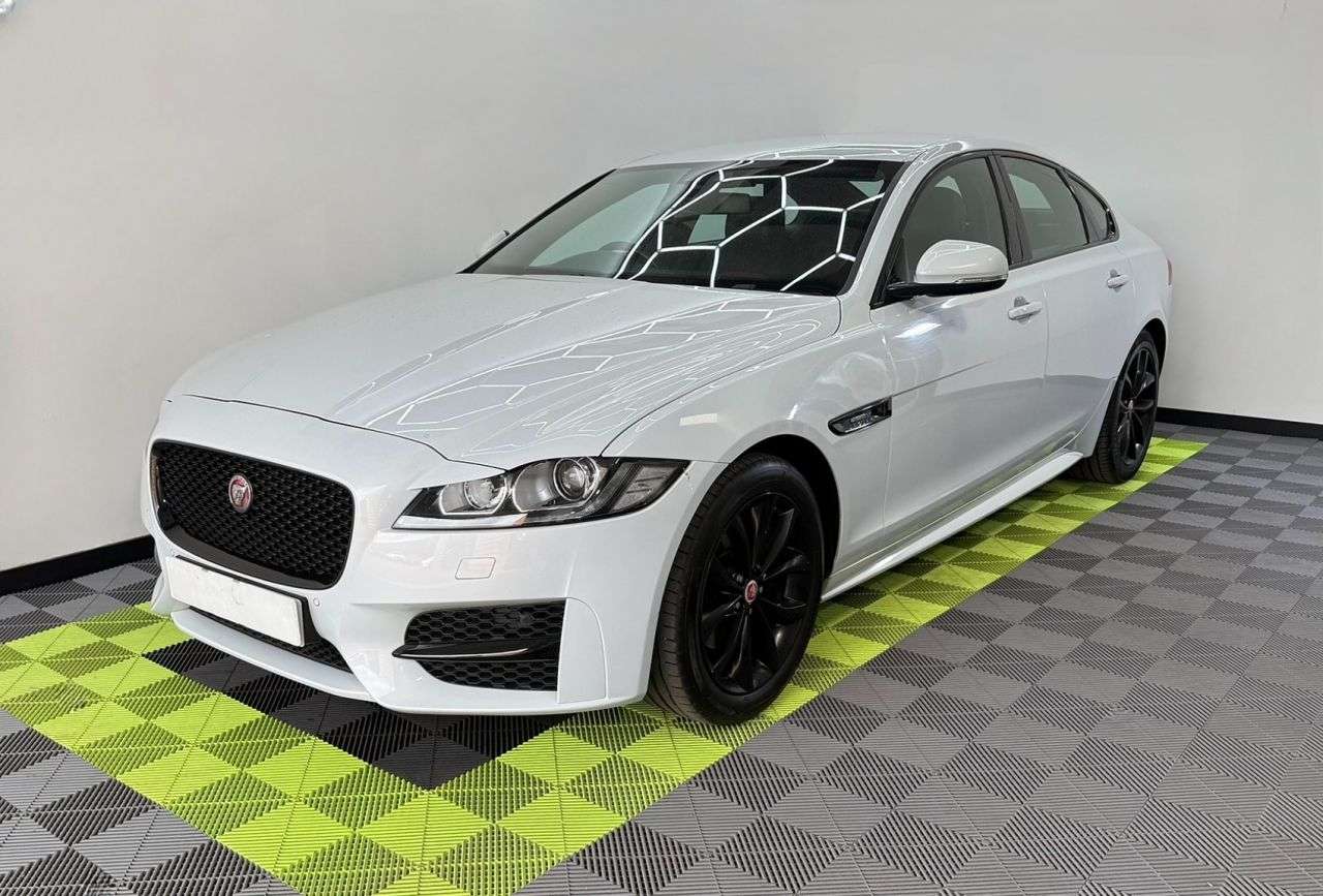 A 2015 JAGUAR XF 2.0d R-Sport Saloon 4dr Diesel Auto Euro 6 (s/s) (180 ps) A 2015 JAGUAR XF 2.0d R-Sport Saloon 4dr Diesel Auto Euro 6 (s/s) (180 ps)