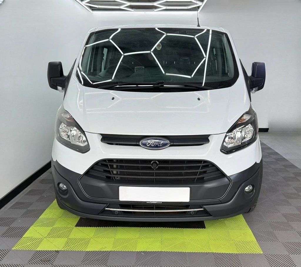 A 2018 FORD TRANSIT CUSTOM 2.0 TDCi 310 Panel Van 5dr Diesel Manual L2 H1 (167 g/km, 104 bhp) A 2018 FORD TRANSIT CUSTOM 2.0 TDCi 310 Panel Van 5dr Diesel Manual L2 H1 (167 g/km, 104 bhp)