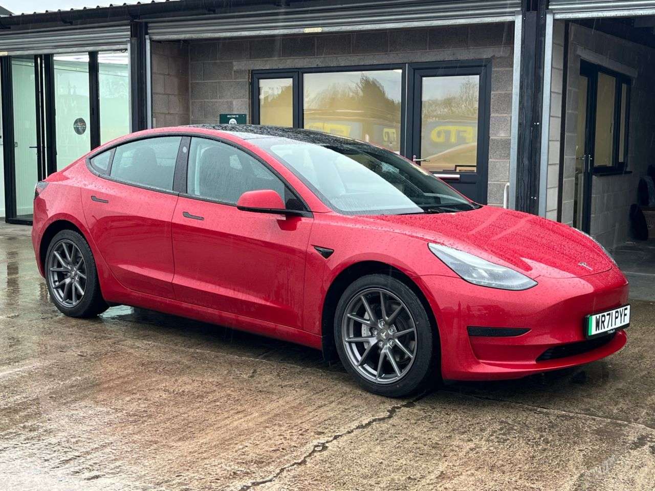 A 2021 TESLA MODEL 3 Standard Range Plus Saloon 4dr Electric Auto RWD (241 bhp) A 2021 TESLA MODEL 3 Standard Range Plus Saloon 4dr Electric Auto RWD (241 bhp)