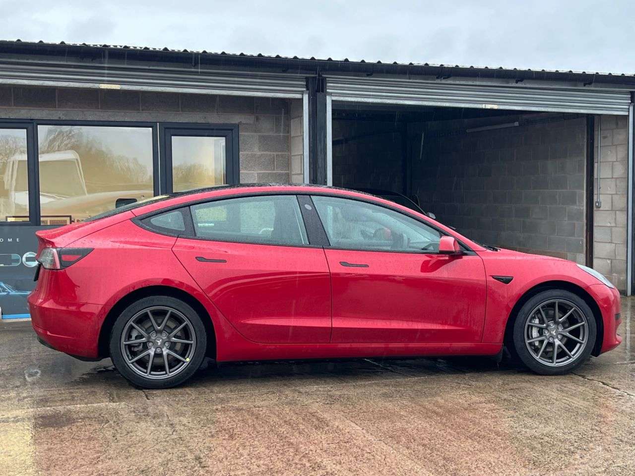 A 2021 TESLA MODEL 3 Standard Range Plus Saloon 4dr Electric Auto RWD (241 bhp) A 2021 TESLA MODEL 3 Standard Range Plus Saloon 4dr Electric Auto RWD (241 bhp)