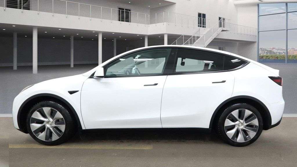 A 2023 TESLA MODEL Y SUV 5dr Electric Auto RWD (346 ps) A 2023 TESLA MODEL Y SUV 5dr Electric Auto RWD (346 ps)