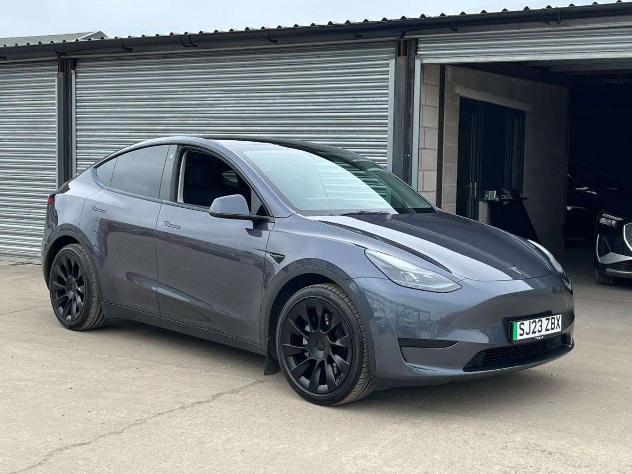 A 2023 TESLA MODEL Y SUV 5dr Electric Auto RWD (346 ps) A 2023 TESLA MODEL Y SUV 5dr Electric Auto RWD (346 ps)