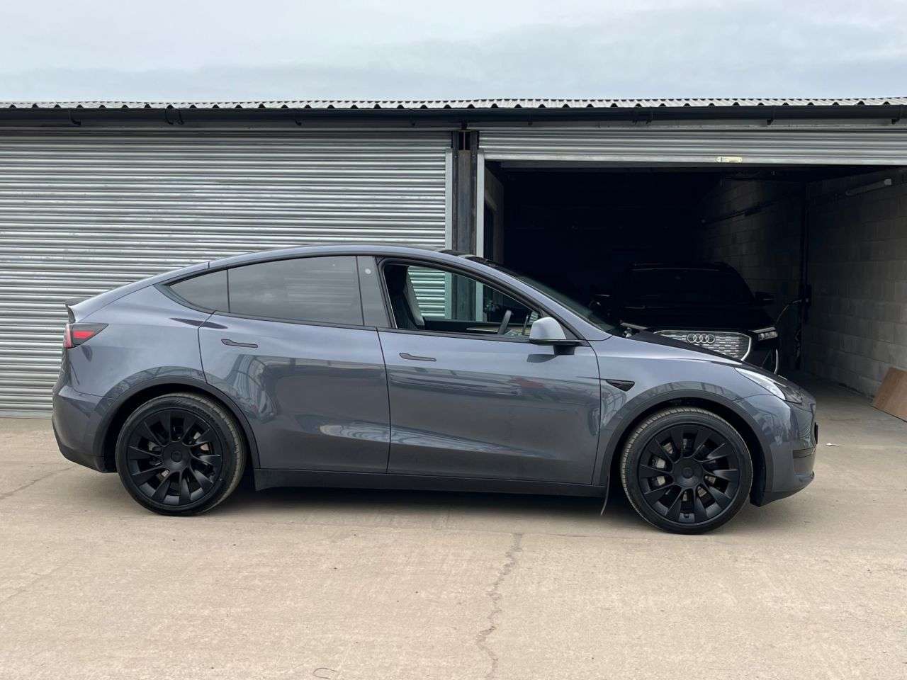 A 2023 TESLA MODEL Y SUV 5dr Electric Auto RWD (346 ps) A 2023 TESLA MODEL Y SUV 5dr Electric Auto RWD (346 ps)