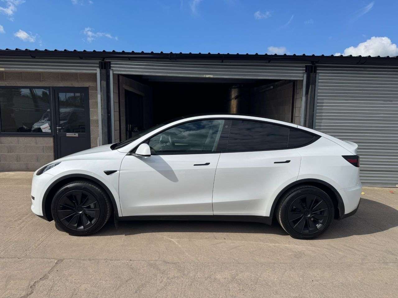 A 2023 TESLA MODEL Y SUV 5dr Electric Auto RWD (346 ps) A 2023 TESLA MODEL Y SUV 5dr Electric Auto RWD (346 ps)