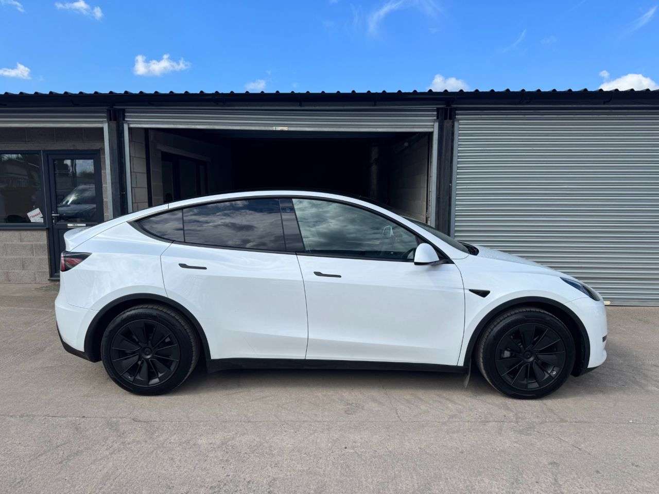 A 2023 TESLA MODEL Y SUV 5dr Electric Auto RWD (346 ps) A 2023 TESLA MODEL Y SUV 5dr Electric Auto RWD (346 ps)