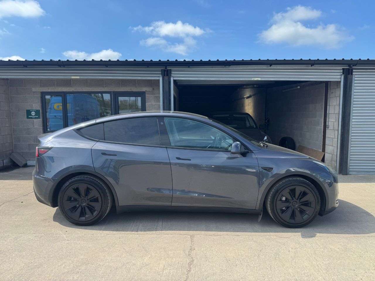 A 2023 TESLA MODEL Y SUV 5dr Electric Auto RWD (346 ps) A 2023 TESLA MODEL Y SUV 5dr Electric Auto RWD (346 ps)