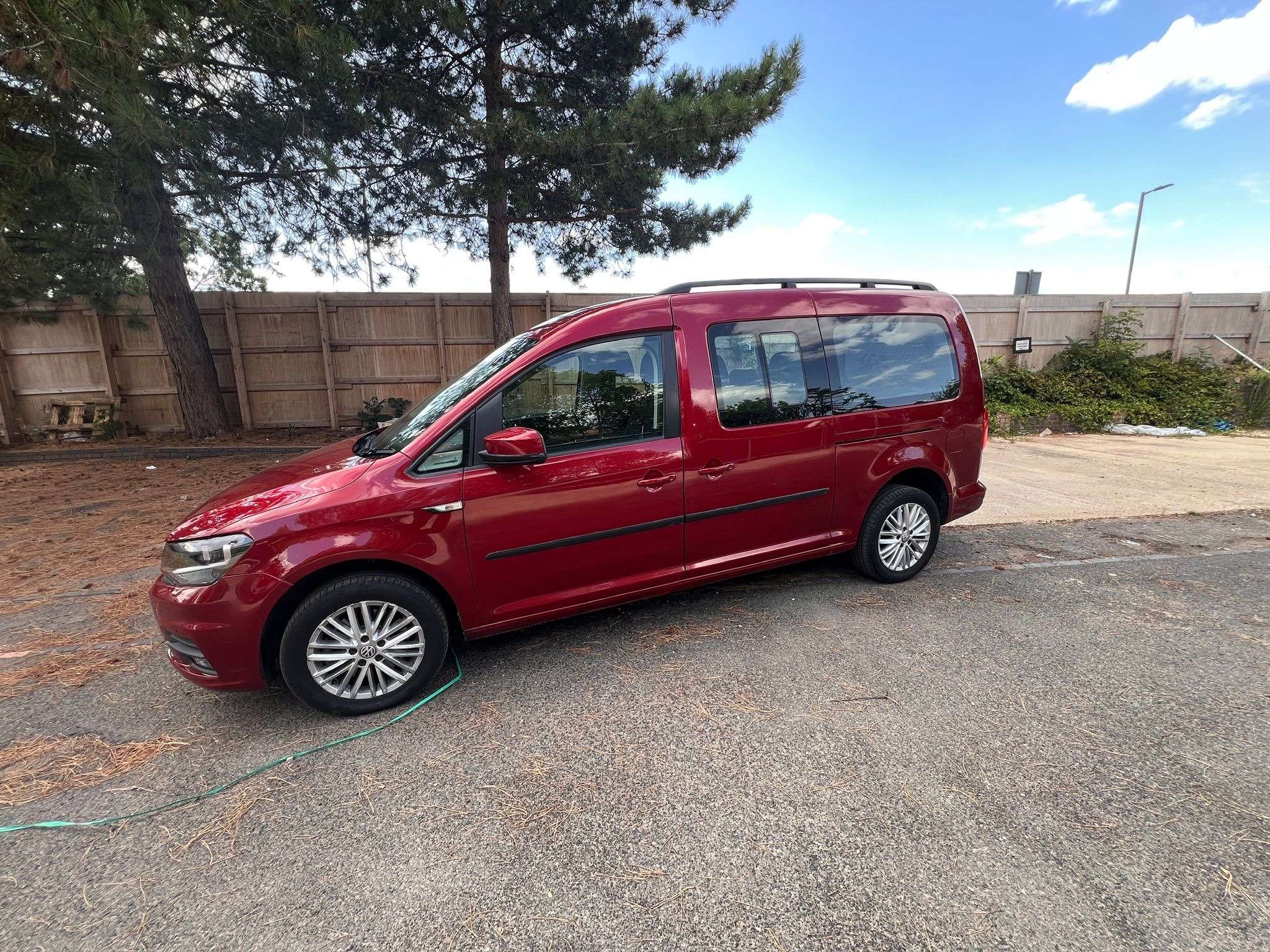 A 2020 VOLKSWAGEN CADDY MAXI LIFE 2.0 TDI MPV 5dr Diesel DSG Euro 6 (s/s) (102 ps) A 2020 VOLKSWAGEN CADDY MAXI LIFE 2.0 TDI MPV 5dr Diesel DSG Euro 6 (s/s) (102 ps)