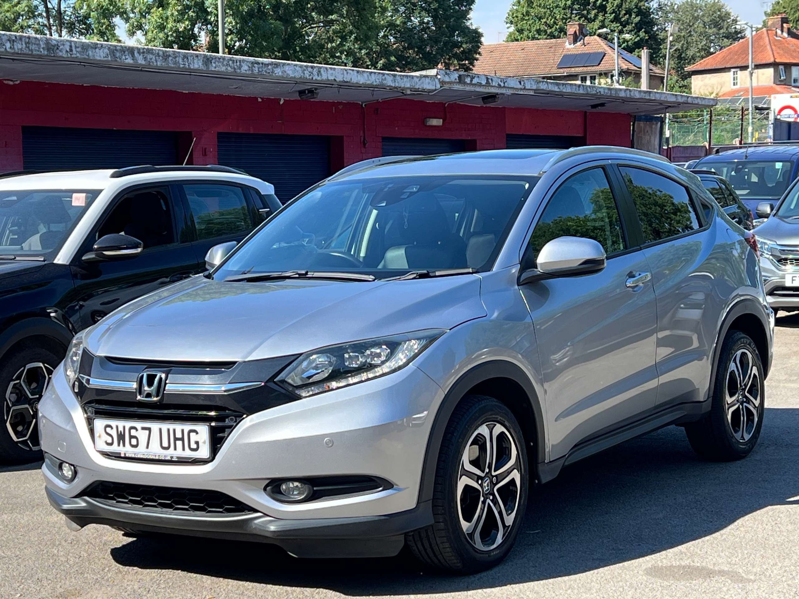 A 2017 HONDA HR-V 1.5 i-VTEC EX SUV 5dr Petrol CVT Euro 6 (s/s) (130 ps) A 2017 HONDA HR-V 1.5 i-VTEC EX SUV 5dr Petrol CVT Euro 6 (s/s) (130 ps)