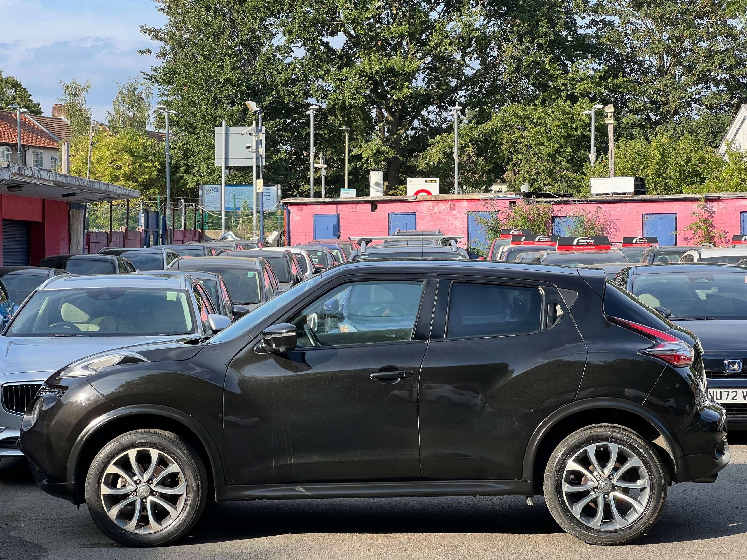A 2017 NISSAN JUKE 1.6 Tekna SUV 5dr Petrol XTRON Euro 6 (117 ps) A 2017 NISSAN JUKE 1.6 Tekna SUV 5dr Petrol XTRON Euro 6 (117 ps)