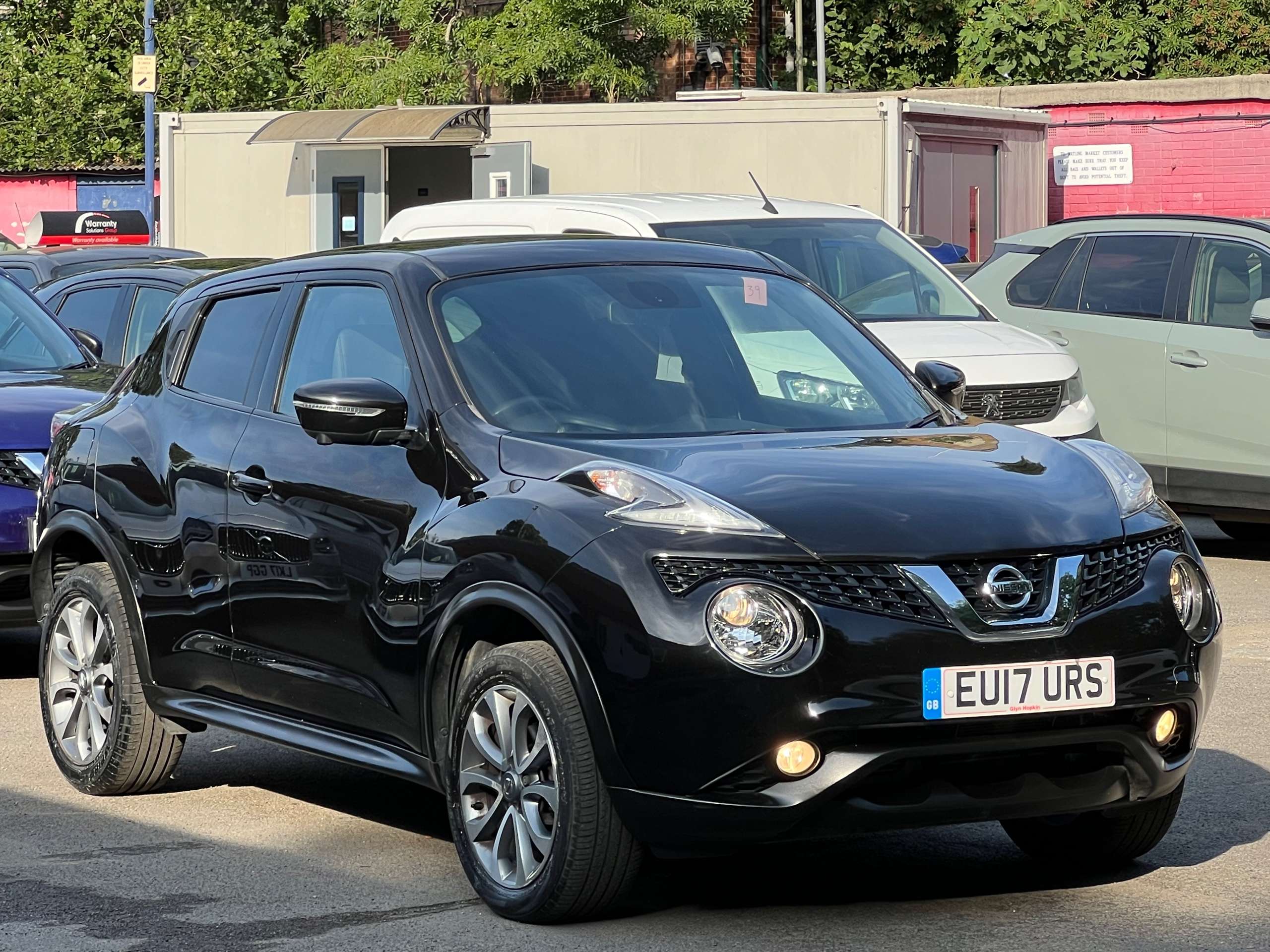 A 2017 NISSAN JUKE 1.6 Tekna SUV 5dr Petrol XTRON Euro 6 (117 ps) A 2017 NISSAN JUKE 1.6 Tekna SUV 5dr Petrol XTRON Euro 6 (117 ps)