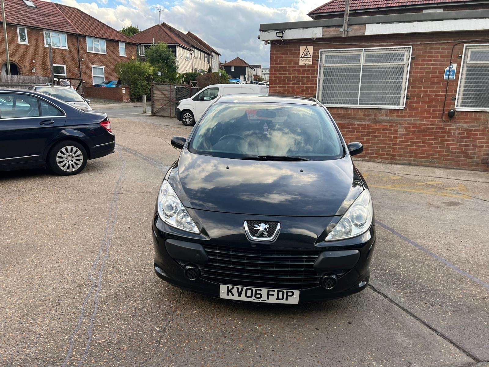 A 2006 PEUGEOT 307 1.4 16v S Hatchback 5dr Petrol Manual (159 g/km, 90 bhp) A 2006 PEUGEOT 307 1.4 16v S Hatchback 5dr Petrol Manual (159 g/km, 90 bhp)