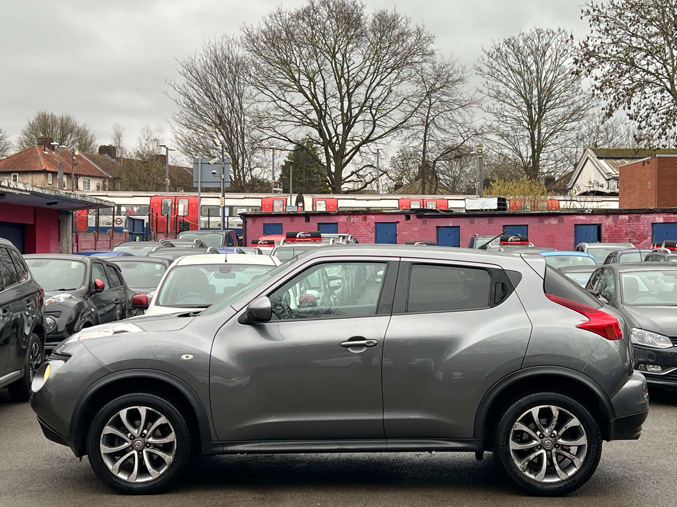 A 2013 NISSAN JUKE 1.6 Tekna SUV 5dr Petrol Manual Euro 5 (s/s) (117 ps) A 2013 NISSAN JUKE 1.6 Tekna SUV 5dr Petrol Manual Euro 5 (s/s) (117 ps)