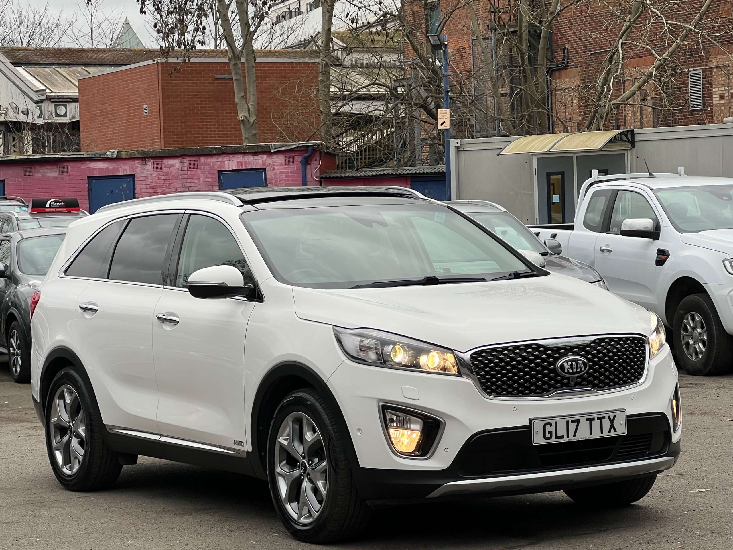 A 2017 KIA SORENTO 2.2 CRDi KX-4 SUV 5dr Diesel Auto AWD Euro 6 (197 bhp) A 2017 KIA SORENTO 2.2 CRDi KX-4 SUV 5dr Diesel Auto AWD Euro 6 (197 bhp)