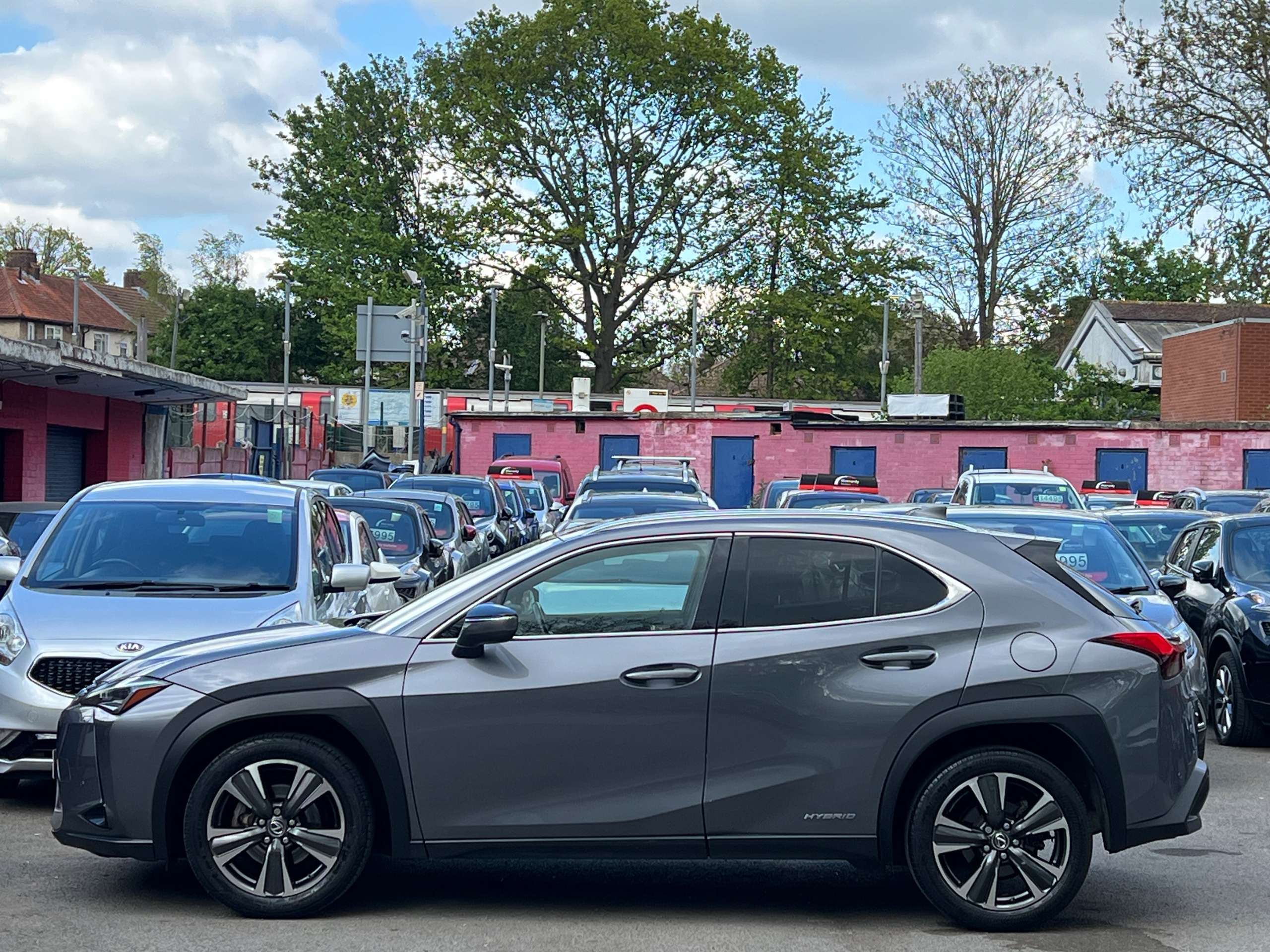 A 2019 LEXUS UX 2.0 250h SUV 5dr Petrol Hybrid E-CVT Euro 6 (s/s) (184 ps) A 2019 LEXUS UX 2.0 250h SUV 5dr Petrol Hybrid E-CVT Euro 6 (s/s) (184 ps)