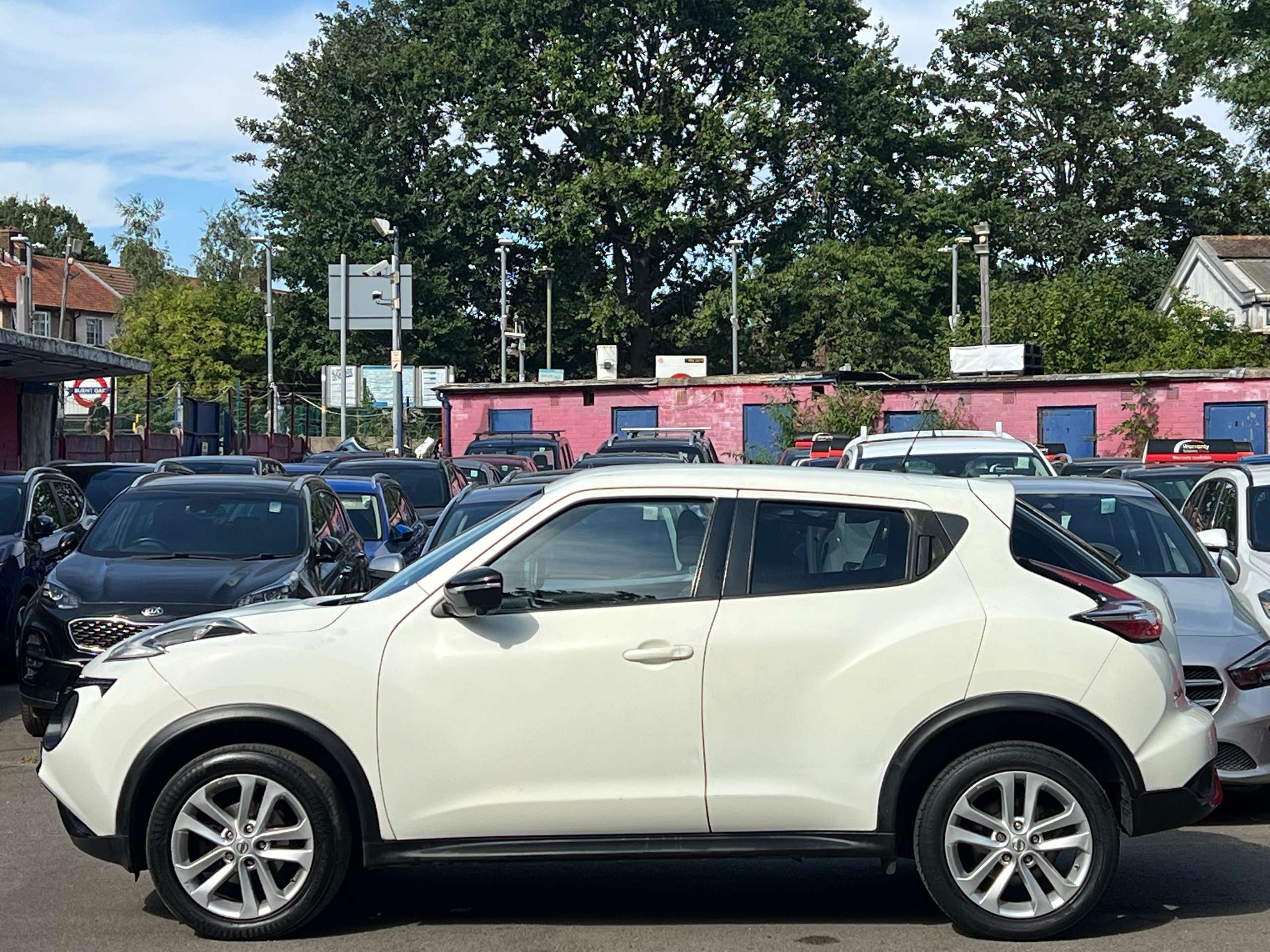 A 2015 NISSAN JUKE 1.6 Acenta Premium SUV 5dr Petrol XTRON Euro 6 (117 ps) A 2015 NISSAN JUKE 1.6 Acenta Premium SUV 5dr Petrol XTRON Euro 6 (117 ps)