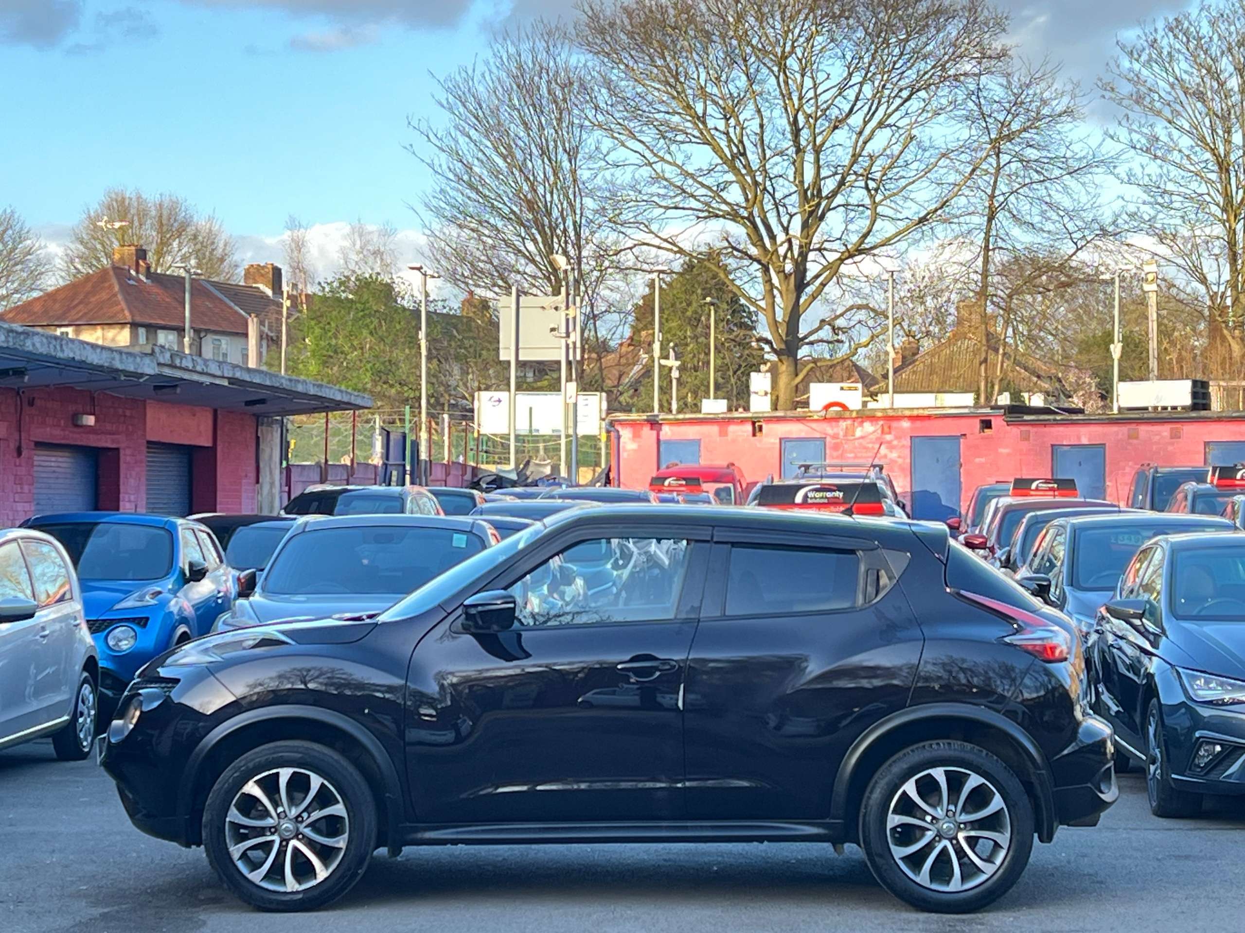 A 2017 NISSAN JUKE 1.6 Tekna SUV 5dr Petrol XTRON Euro 6 (117 ps) A 2017 NISSAN JUKE 1.6 Tekna SUV 5dr Petrol XTRON Euro 6 (117 ps)