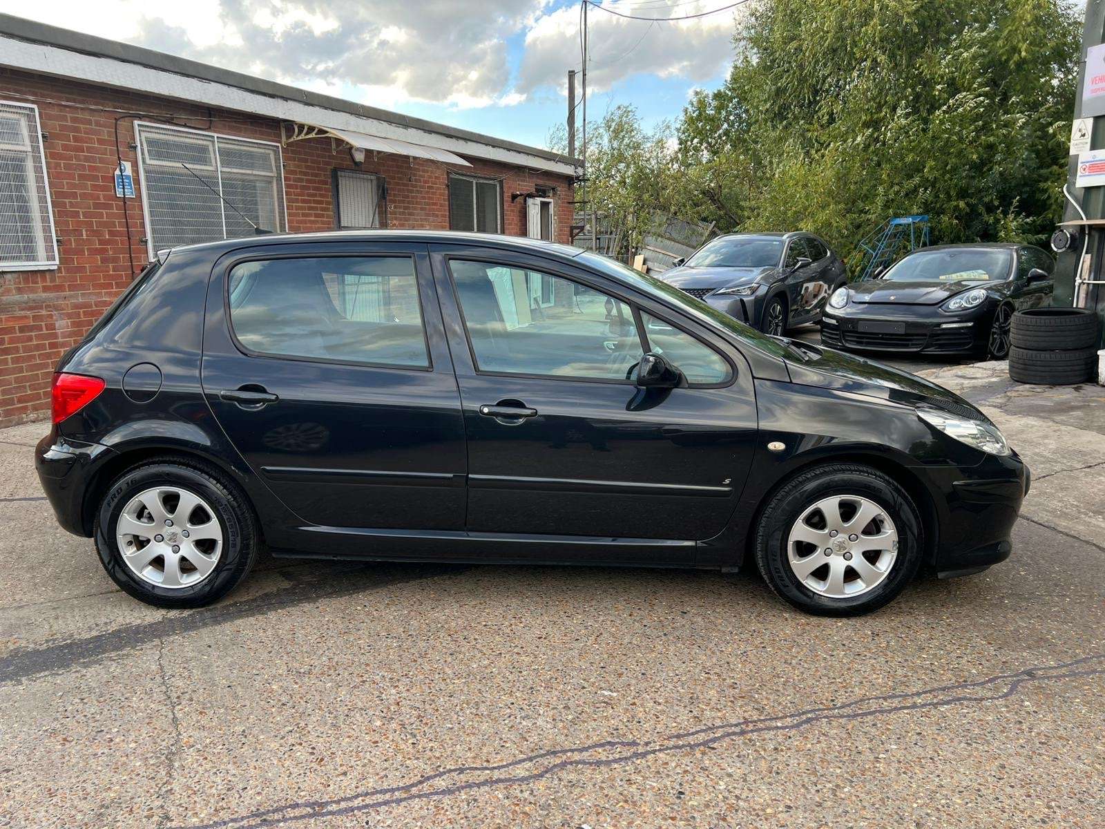 A 2006 PEUGEOT 307 1.4 16v S Hatchback 5dr Petrol Manual (159 g/km, 90 bhp) A 2006 PEUGEOT 307 1.4 16v S Hatchback 5dr Petrol Manual (159 g/km, 90 bhp)