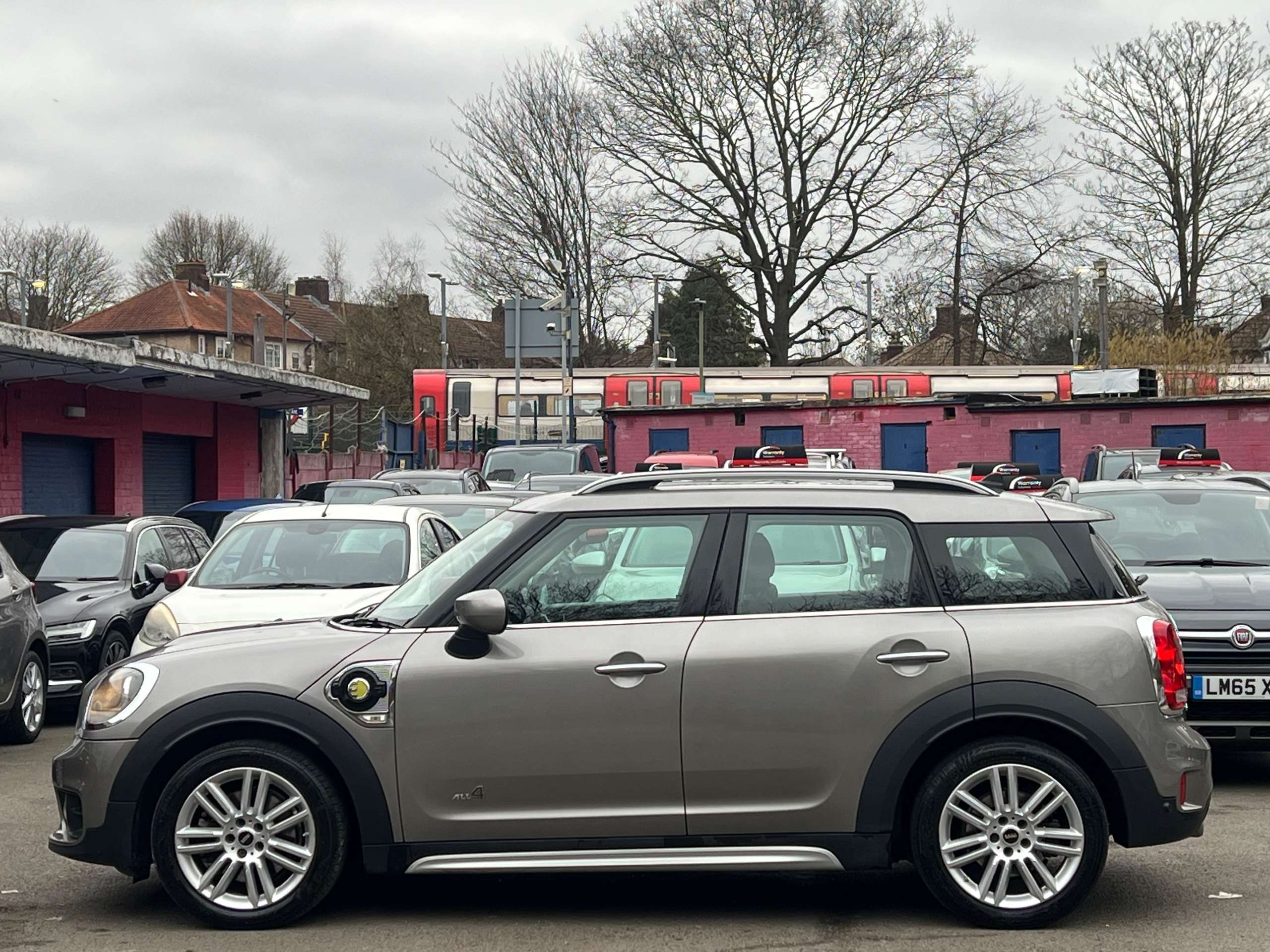 A 2019 MINI COUNTRYMAN 1.5 10kWh Cooper SE Exclusive SUV 5dr Petrol Plug-in Hybrid Auto ALL4 Euro 6 (s/s) (224 ps) A 2019 MINI COUNTRYMAN 1.5 10kWh Cooper SE Exclusive SUV 5dr Petrol Plug-in Hybrid Auto ALL4 Euro 6 (s/s) (224 ps)