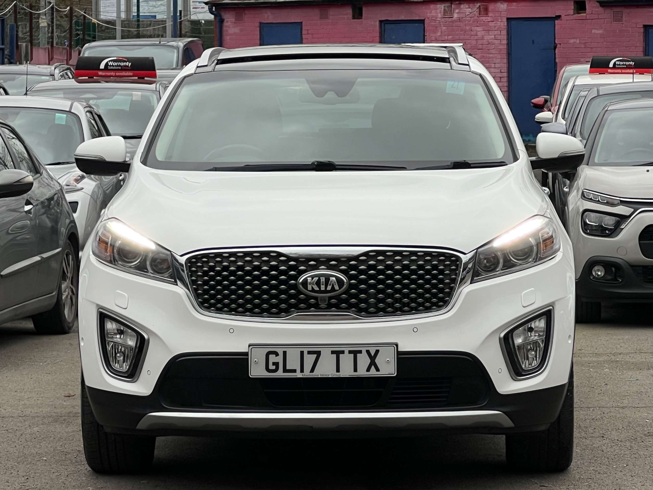 A 2017 KIA SORENTO 2.2 CRDi KX-4 SUV 5dr Diesel Auto AWD Euro 6 (197 bhp) A 2017 KIA SORENTO 2.2 CRDi KX-4 SUV 5dr Diesel Auto AWD Euro 6 (197 bhp)