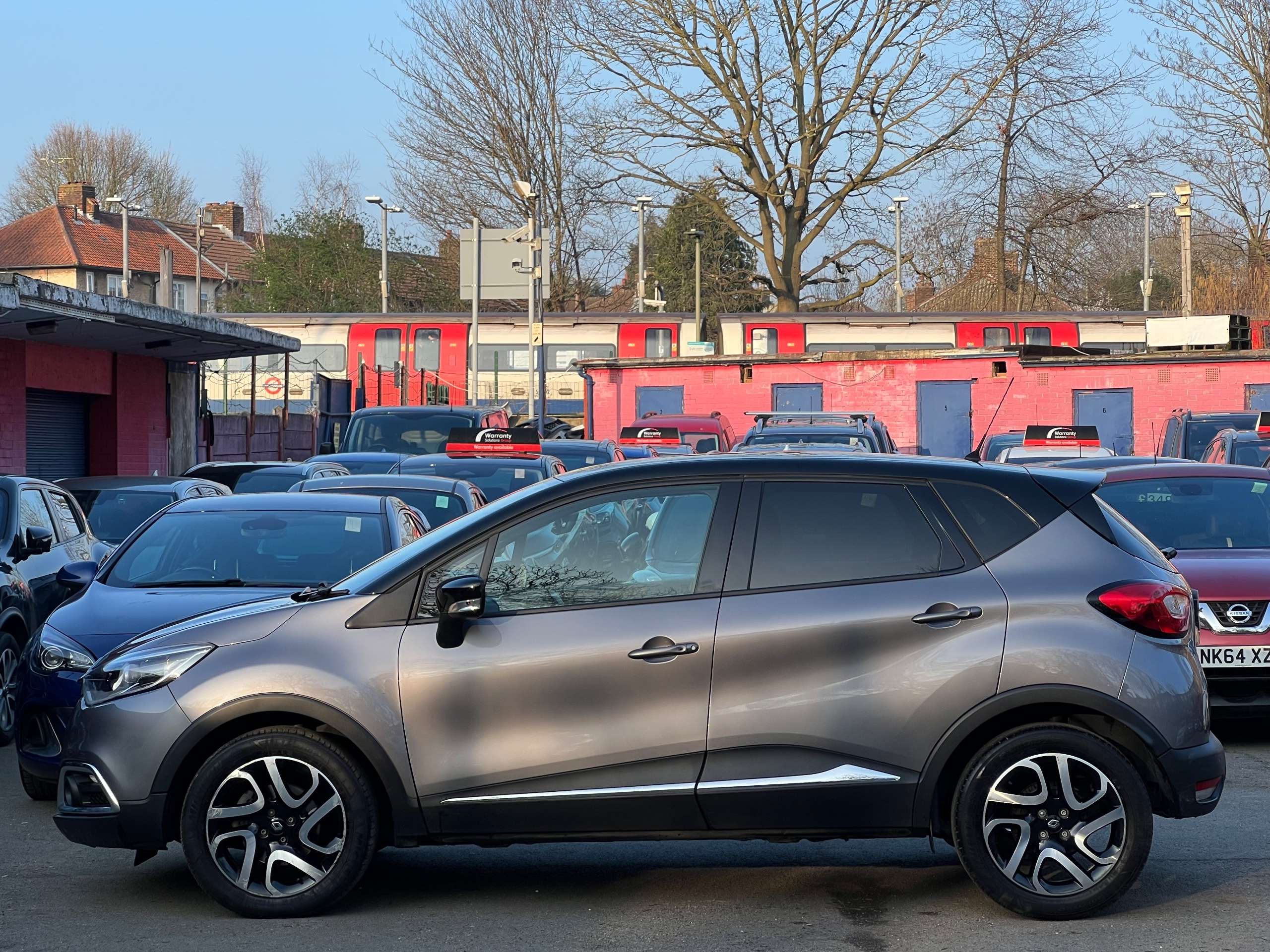 A 2015 RENAULT CAPTUR 1.2 TCe Dynamique S MediaNav SUV 5dr Petrol EDC Euro 5 (120 ps) A 2015 RENAULT CAPTUR 1.2 TCe Dynamique S MediaNav SUV 5dr Petrol EDC Euro 5 (120 ps)