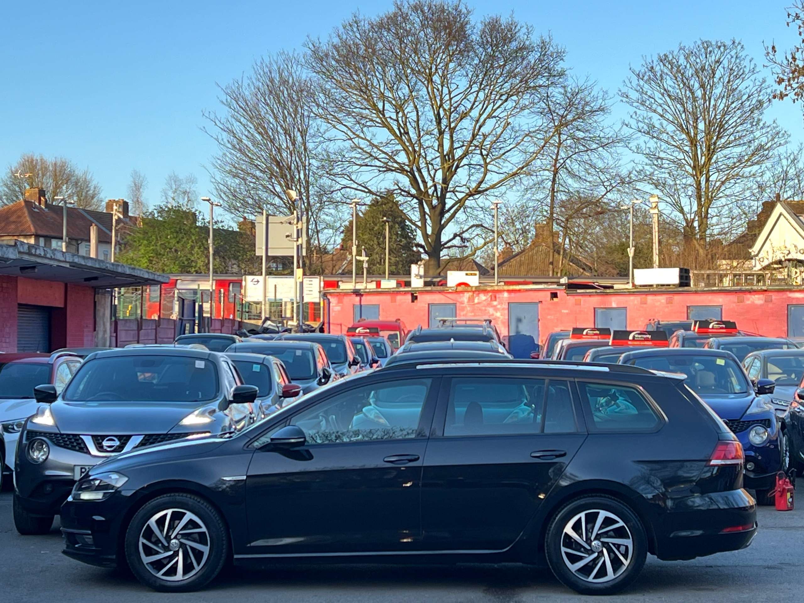 A 2019 VOLKSWAGEN GOLF 1.5 TSI EVO Match Estate 5dr Petrol DSG Euro 6 (s/s) (130 ps) A 2019 VOLKSWAGEN GOLF 1.5 TSI EVO Match Estate 5dr Petrol DSG Euro 6 (s/s) (130 ps)