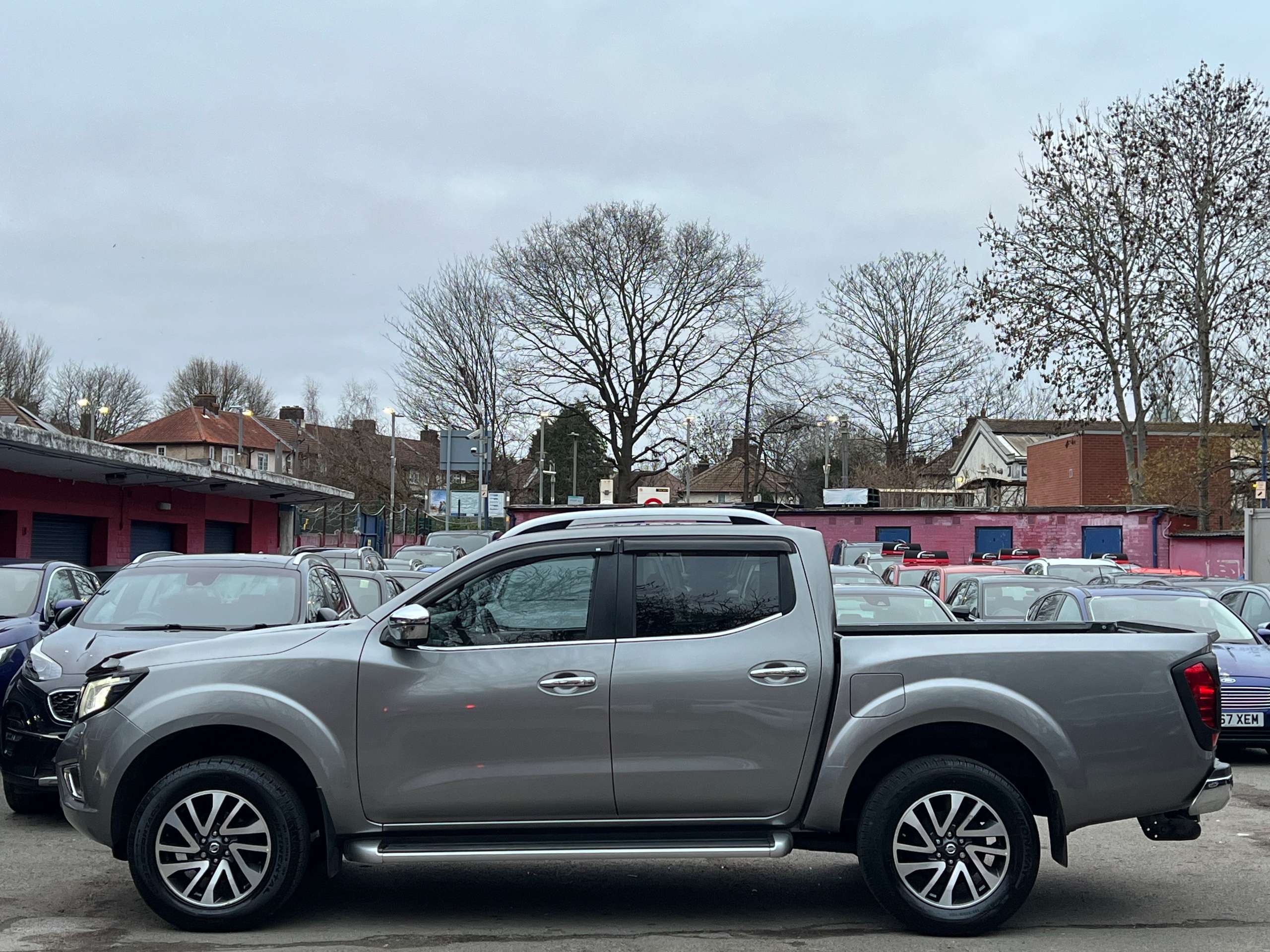 A 2017 NISSAN NAVARA 2.3 dCi Tekna Pickup Double Cab 4dr Diesel Manual 4WD Euro 6 (s/s) (190 ps) A 2017 NISSAN NAVARA 2.3 dCi Tekna Pickup Double Cab 4dr Diesel Manual 4WD Euro 6 (s/s) (190 ps)