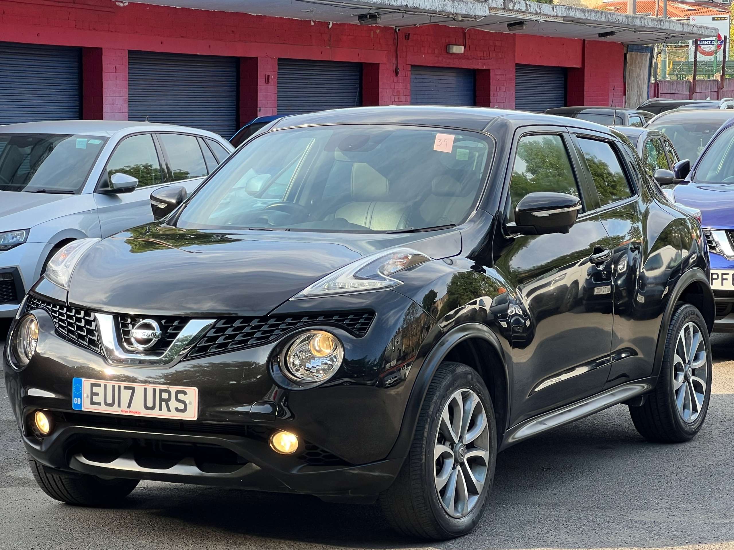 A 2017 NISSAN JUKE 1.6 Tekna SUV 5dr Petrol XTRON Euro 6 (117 ps) A 2017 NISSAN JUKE 1.6 Tekna SUV 5dr Petrol XTRON Euro 6 (117 ps)