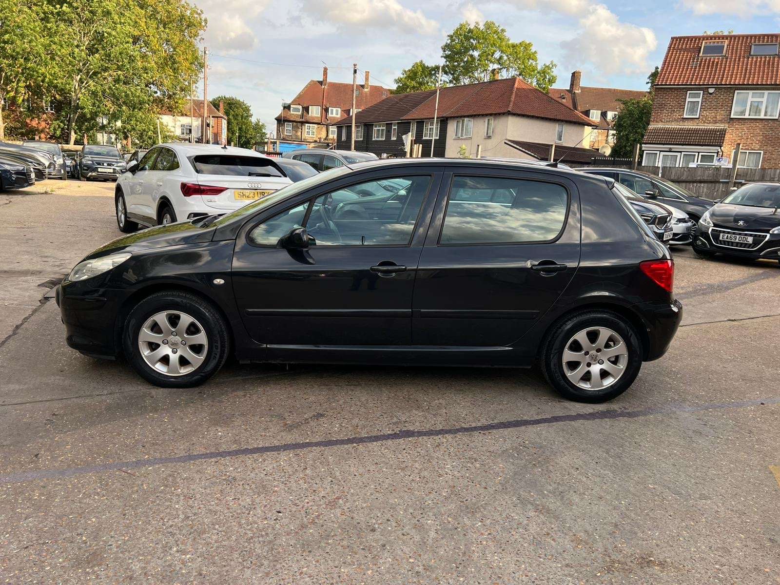 A 2006 PEUGEOT 307 1.4 16v S Hatchback 5dr Petrol Manual (159 g/km, 90 bhp) A 2006 PEUGEOT 307 1.4 16v S Hatchback 5dr Petrol Manual (159 g/km, 90 bhp)