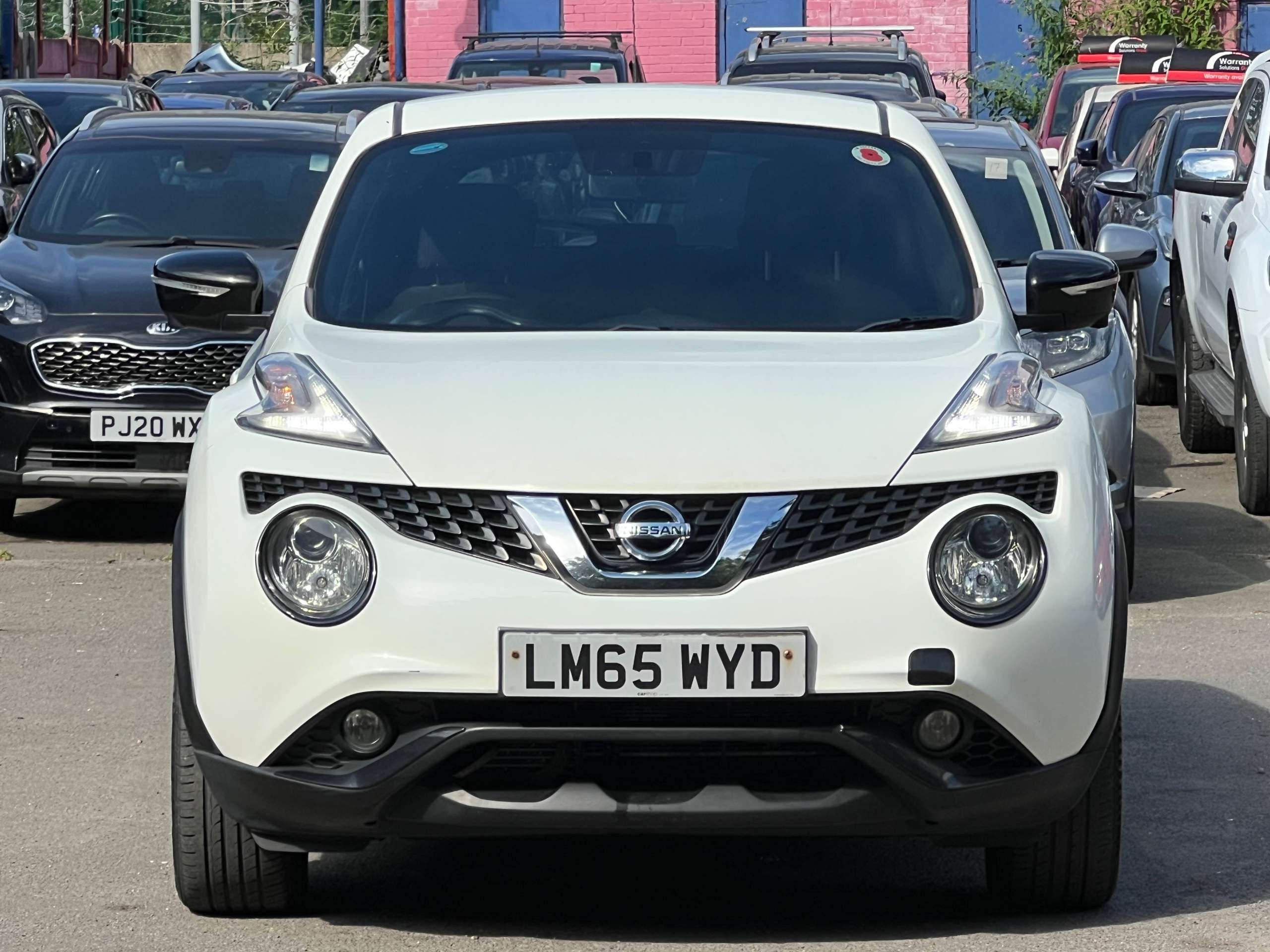A 2015 NISSAN JUKE 1.6 Acenta Premium SUV 5dr Petrol XTRON Euro 6 (117 ps) A 2015 NISSAN JUKE 1.6 Acenta Premium SUV 5dr Petrol XTRON Euro 6 (117 ps)