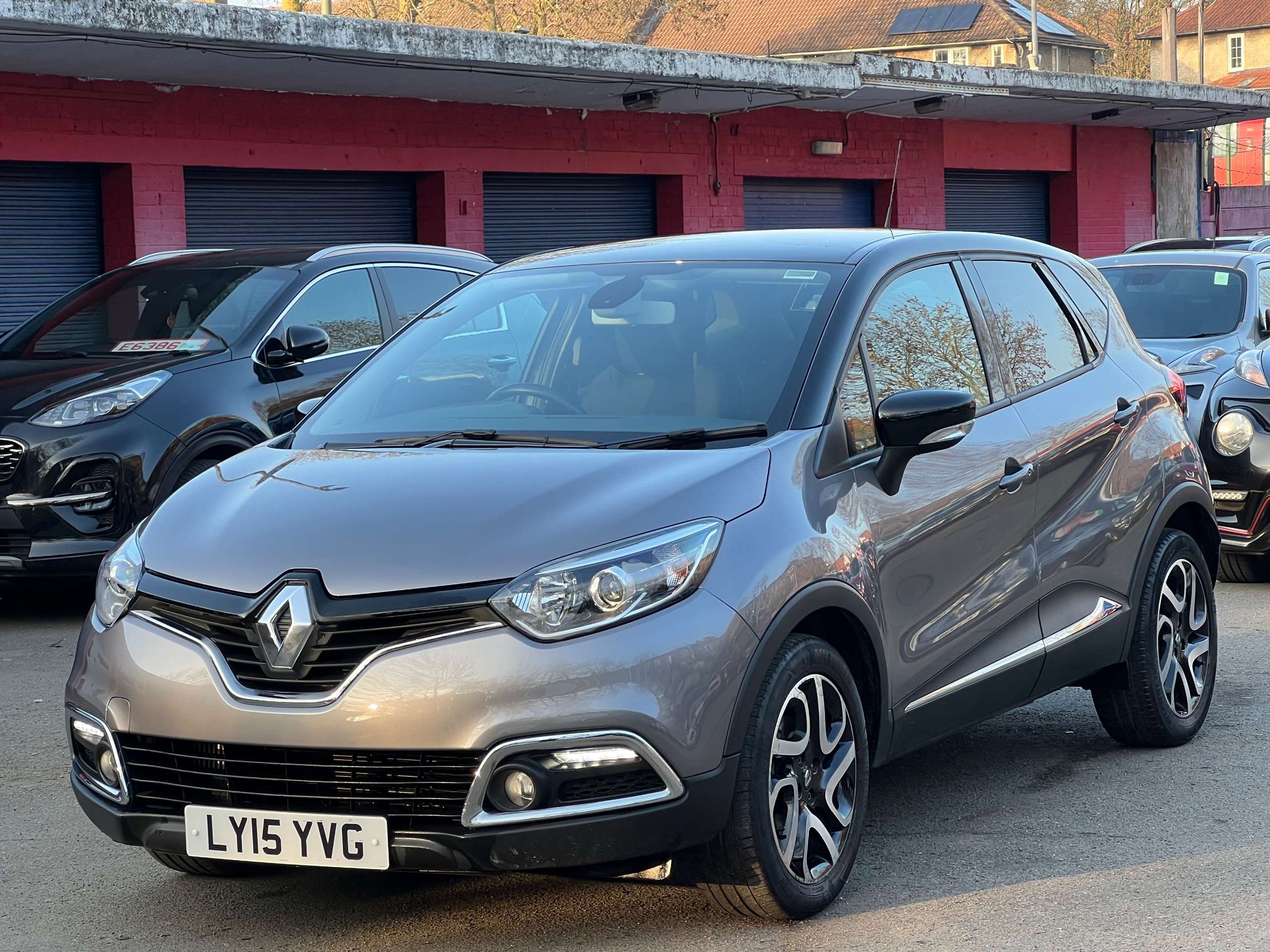 A 2015 RENAULT CAPTUR 1.2 TCe Dynamique S MediaNav SUV 5dr Petrol EDC Euro 5 (120 ps) A 2015 RENAULT CAPTUR 1.2 TCe Dynamique S MediaNav SUV 5dr Petrol EDC Euro 5 (120 ps)