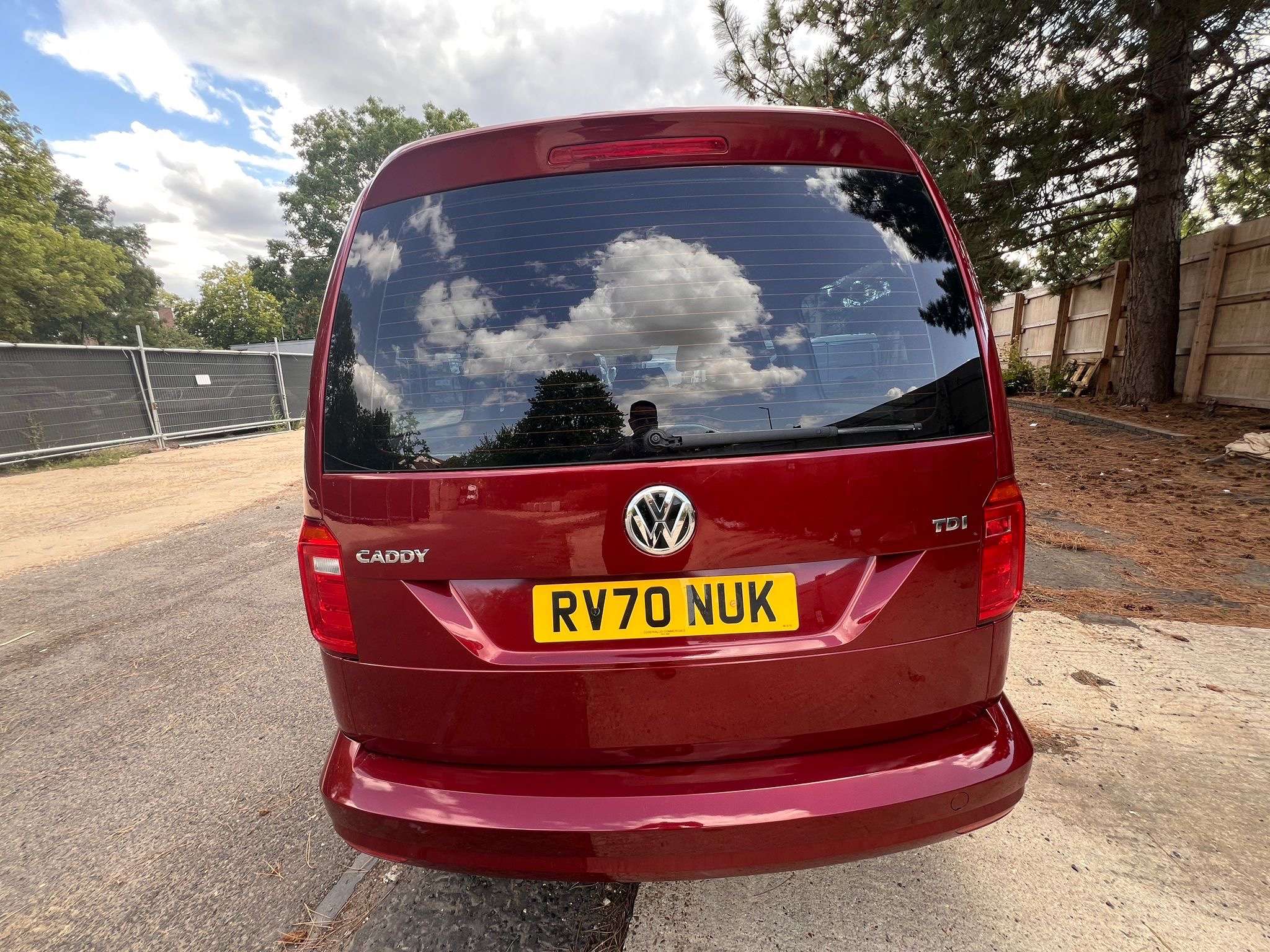 A 2020 VOLKSWAGEN CADDY MAXI LIFE 2.0 TDI MPV 5dr Diesel DSG Euro 6 (s/s) (102 ps) A 2020 VOLKSWAGEN CADDY MAXI LIFE 2.0 TDI MPV 5dr Diesel DSG Euro 6 (s/s) (102 ps)