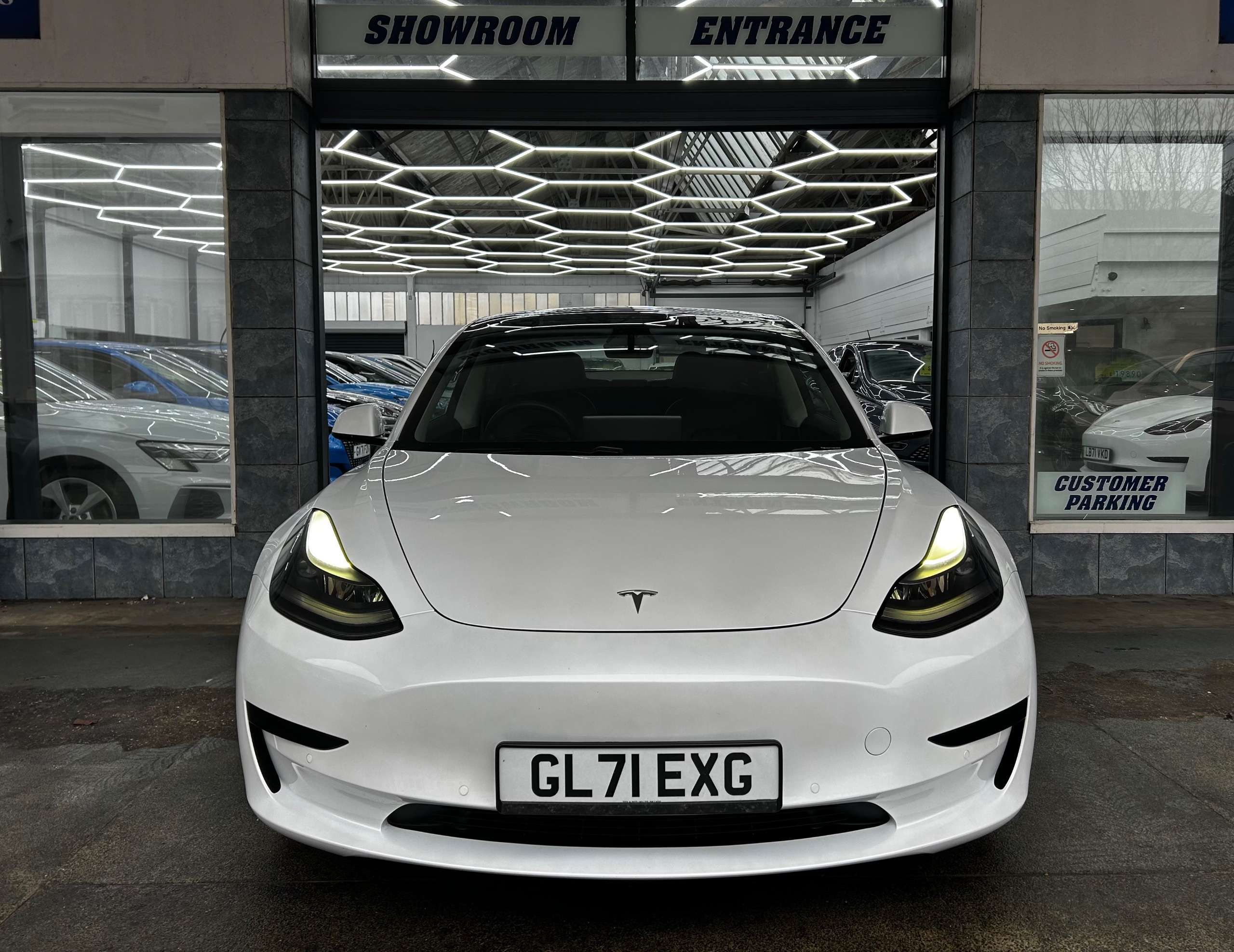 A 2021 TESLA MODEL 3 Standard Range Plus Saloon Electric Auto RWD (241 bhp) 4dr A 2021 TESLA MODEL 3 Standard Range Plus Saloon Electric Auto RWD (241 bhp) 4dr