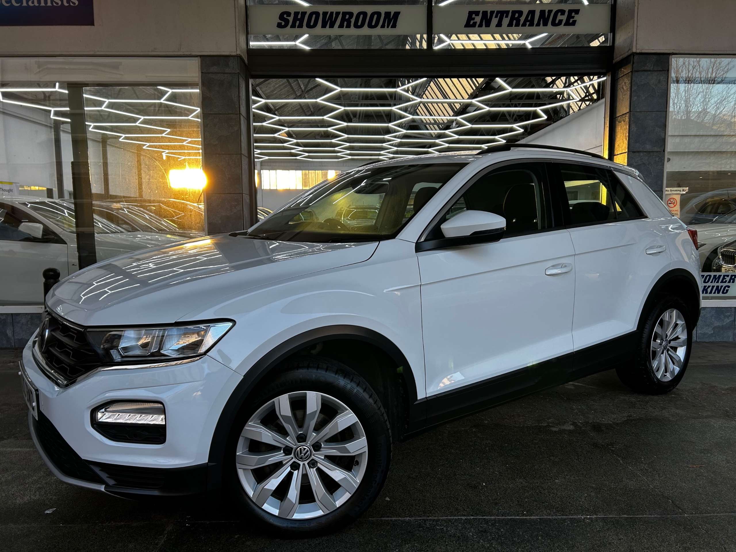 A 2020 VOLKSWAGEN T-ROC 1.0 TSI GPF SE SUV Petrol Manual Euro 6 (s/s) (115 ps) 5dr A 2020 VOLKSWAGEN T-ROC 1.0 TSI GPF SE SUV Petrol Manual Euro 6 (s/s) (115 ps) 5dr